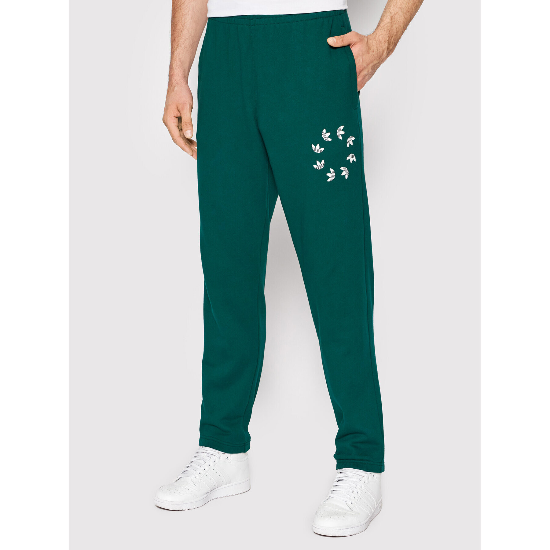 adidas Долнище анцуг adicolor Spinner HC4494 Зелен Regular Fit - Pepit.bg