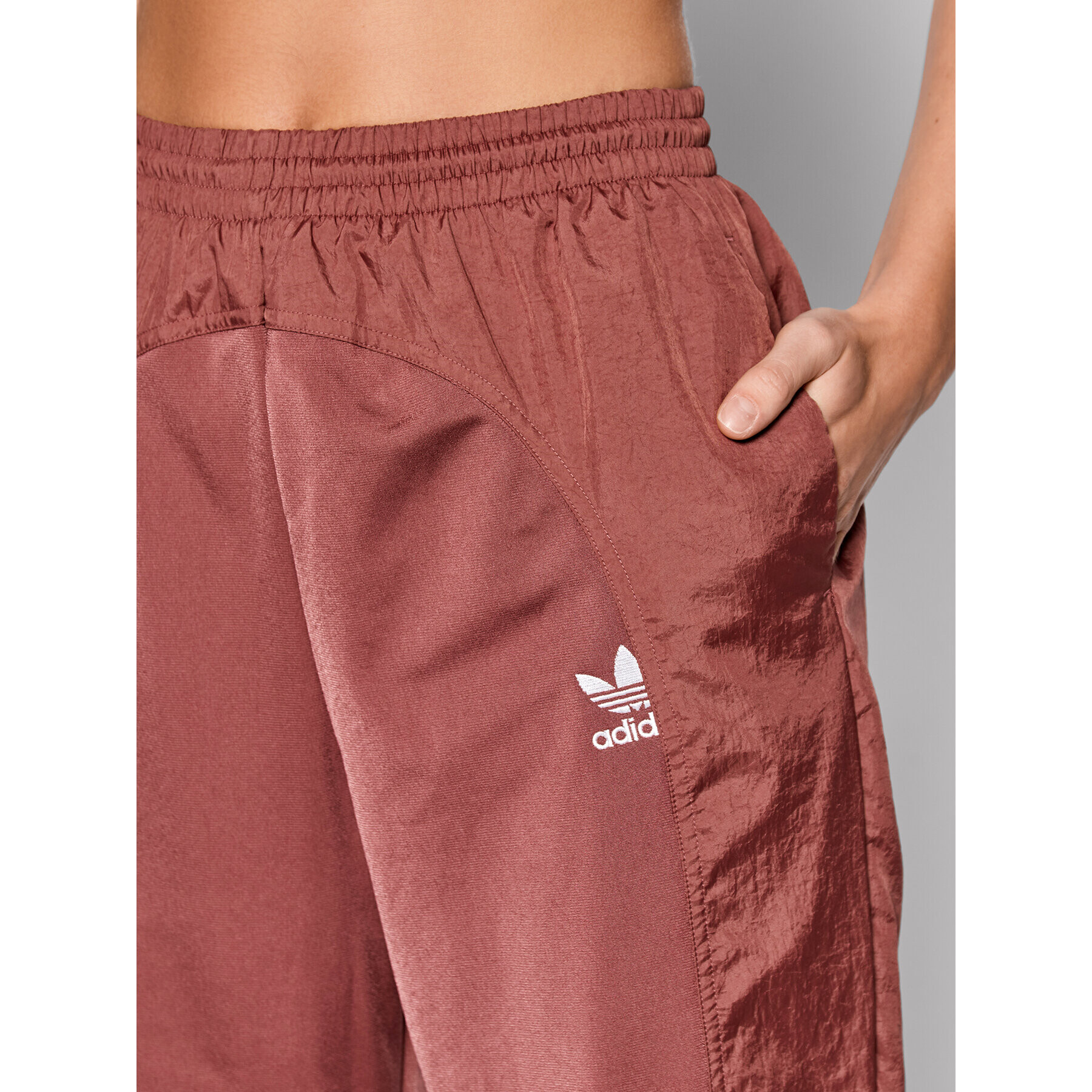 adidas Долнище анцуг adicolor Split Trefoil HC7043 Бордо Relaxed Fit - Pepit.bg