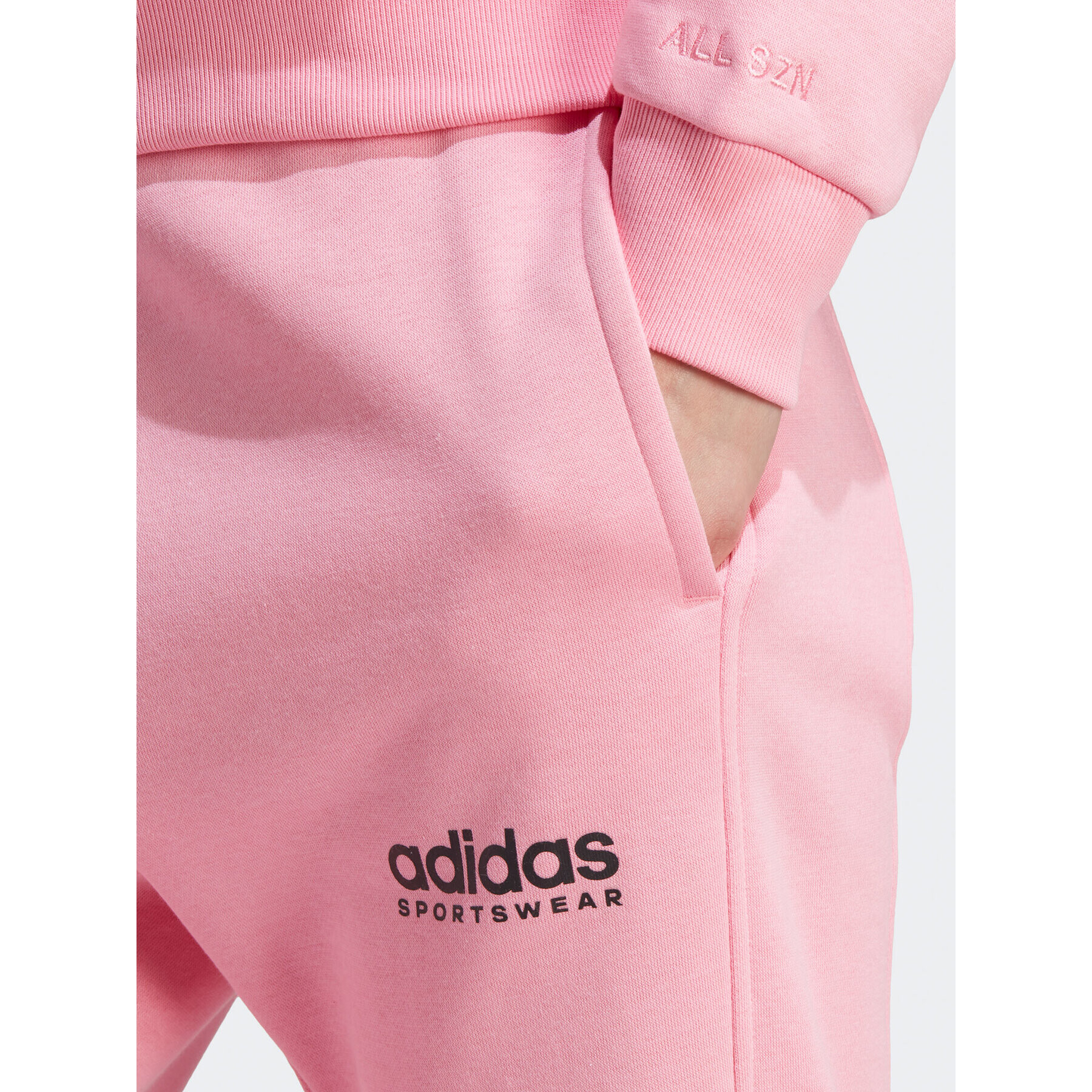 adidas Долнище анцуг ALL SZN Fleece Graphics Joggers IC8718 Розов Regular Fit - Pepit.bg