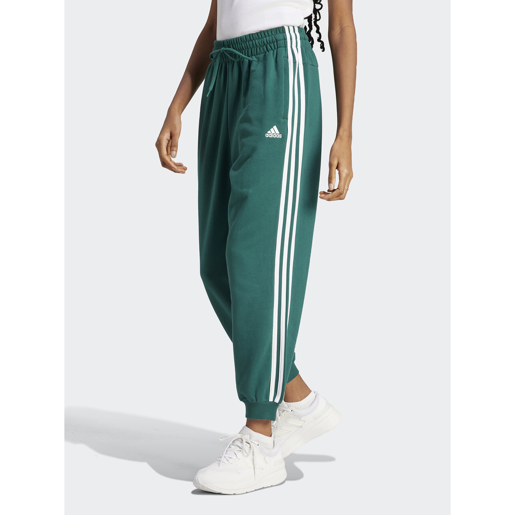 adidas Долнище анцуг Essentials 3-Stripes French Terry Loose-Fit Joggers IL3448 Зелен Loose Fit - Pepit.bg