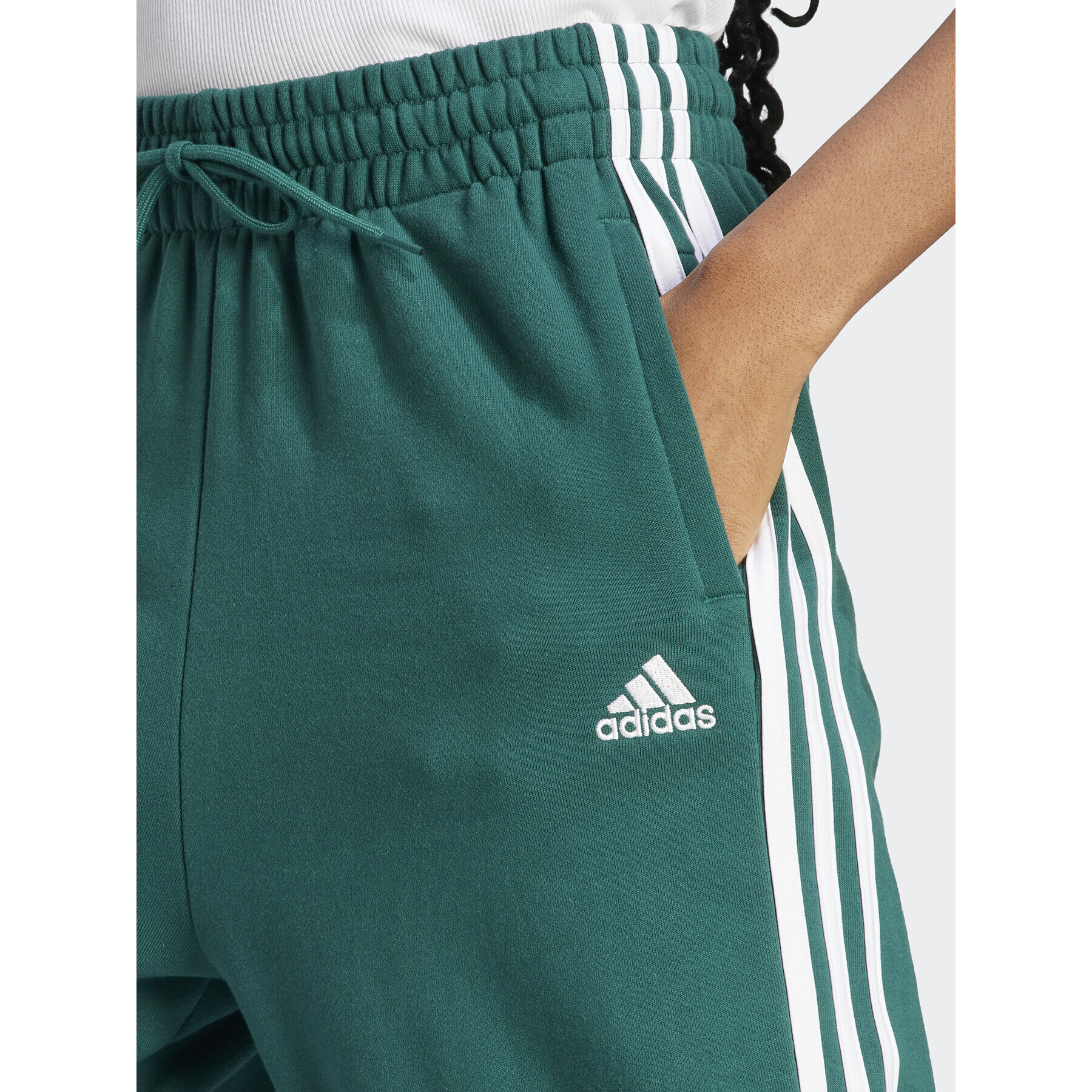 adidas Долнище анцуг Essentials 3-Stripes French Terry Loose-Fit Joggers IL3448 Зелен Loose Fit - Pepit.bg