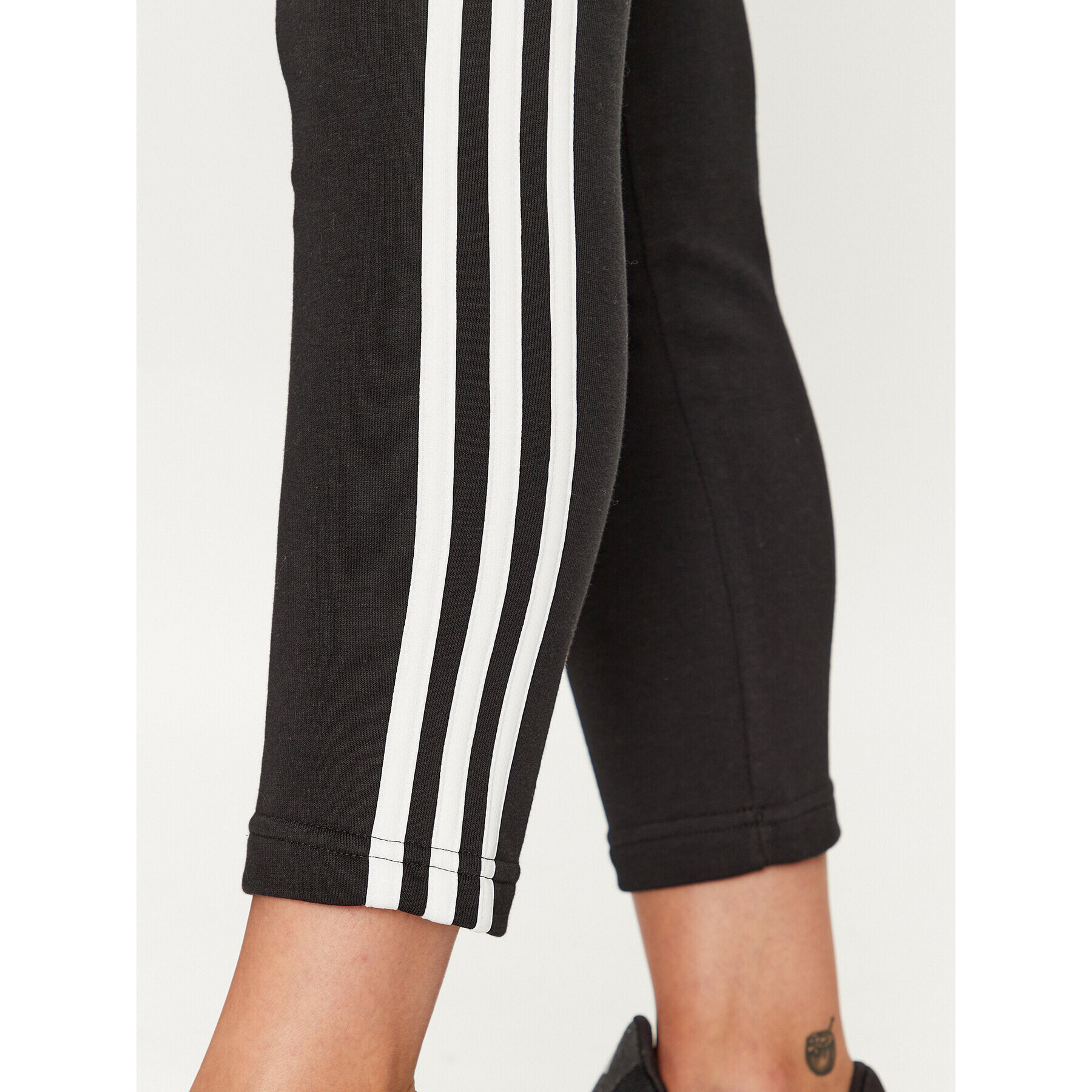 adidas Долнище анцуг Essentials 3-Stripes IC6126 Черен Slim Fit - Pepit.bg