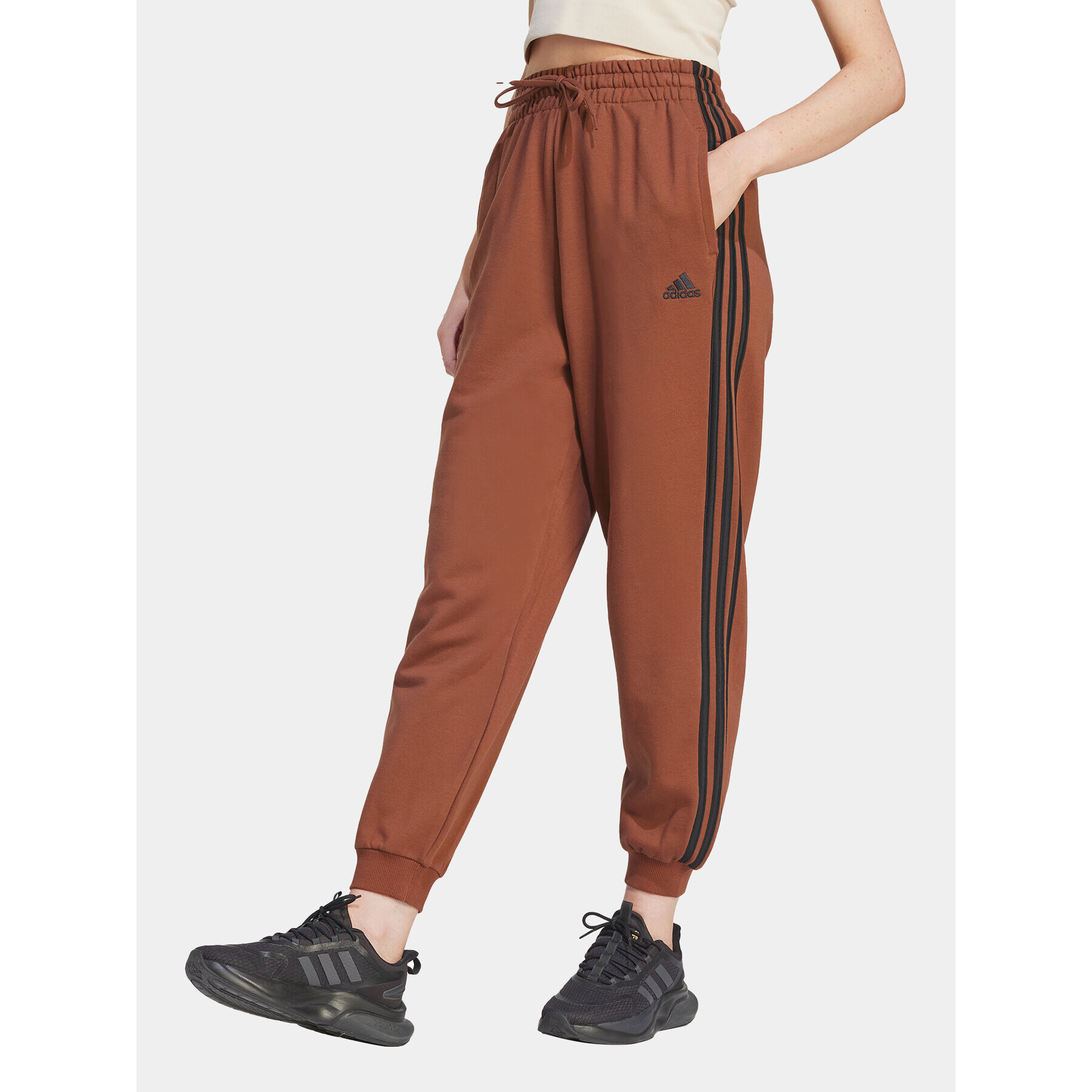 adidas Долнище анцуг Essentials 3-Stripes IL3451 Кафяв Loose Fit - Pepit.bg
