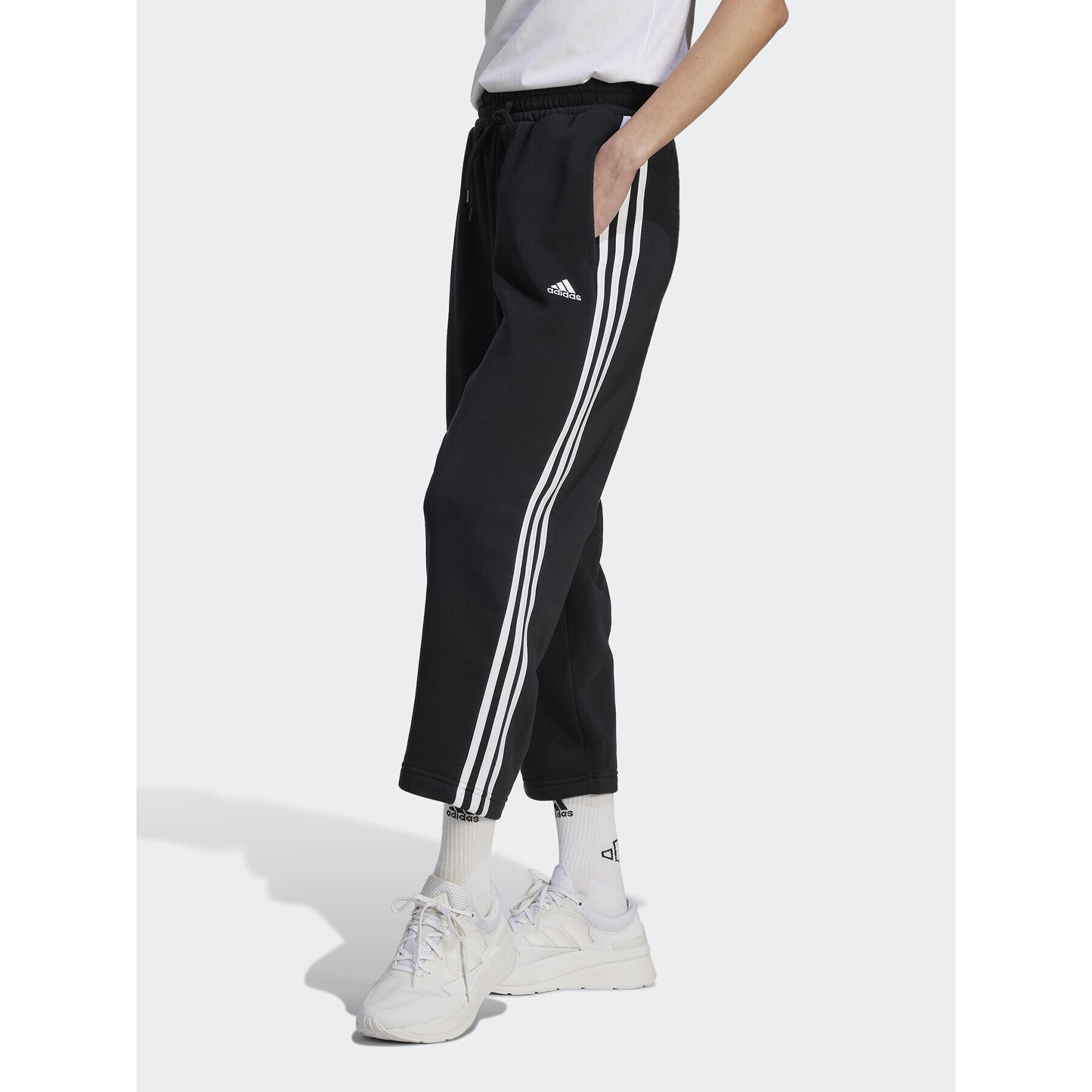 adidas Долнище анцуг Essentials 3-Stripes Open Hem Fleece HZ5748 Черен Loose Fit - Pepit.bg