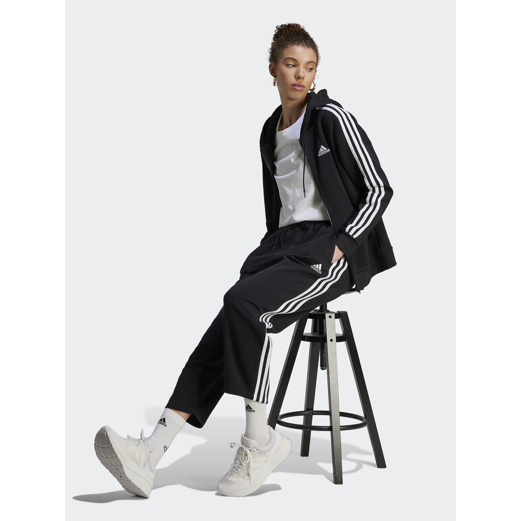 adidas Долнище анцуг Essentials 3-Stripes Open Hem Fleece HZ5748 Черен Loose Fit - Pepit.bg