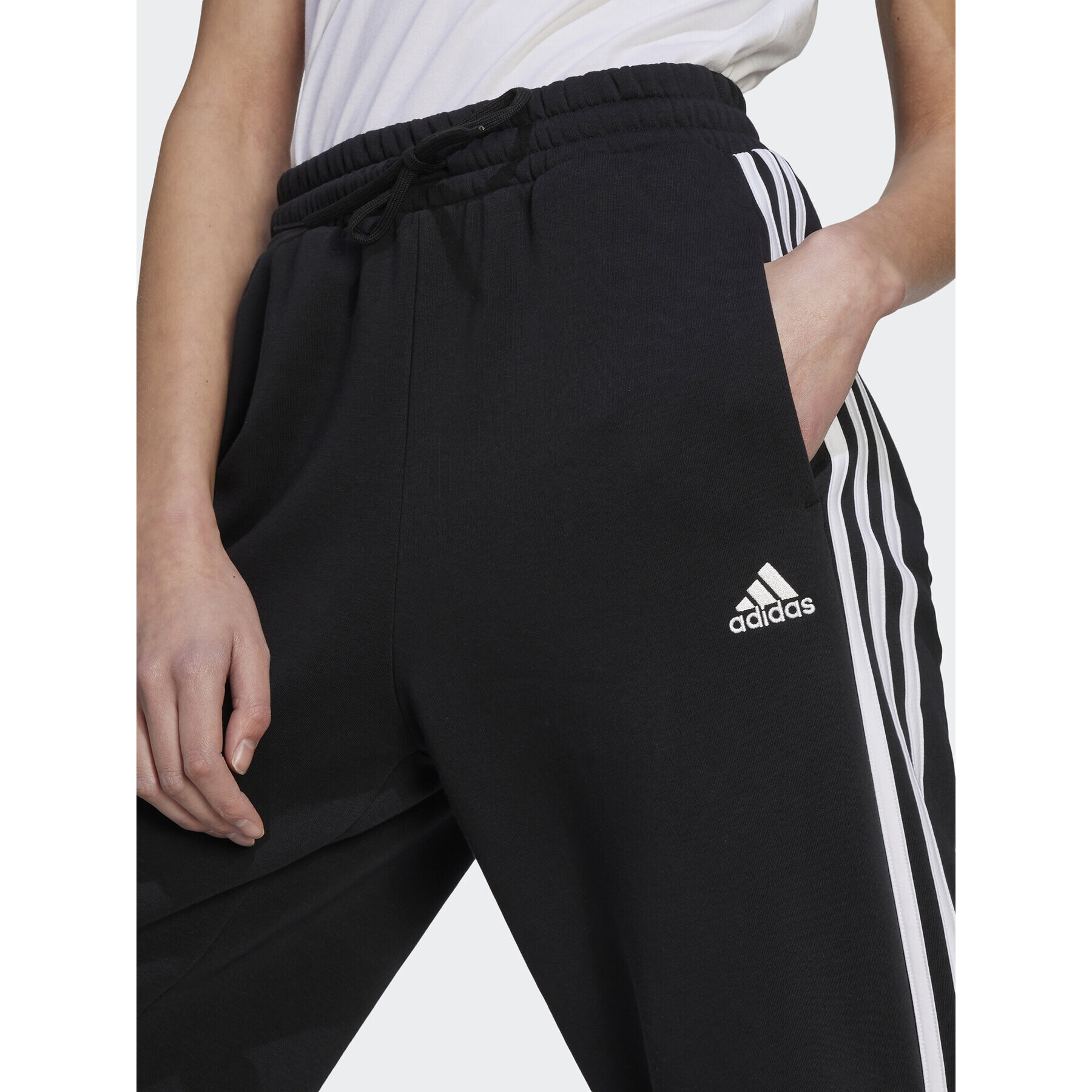 adidas Долнище анцуг Essentials 3-Stripes Open Hem Fleece HZ5748 Черен Loose Fit - Pepit.bg