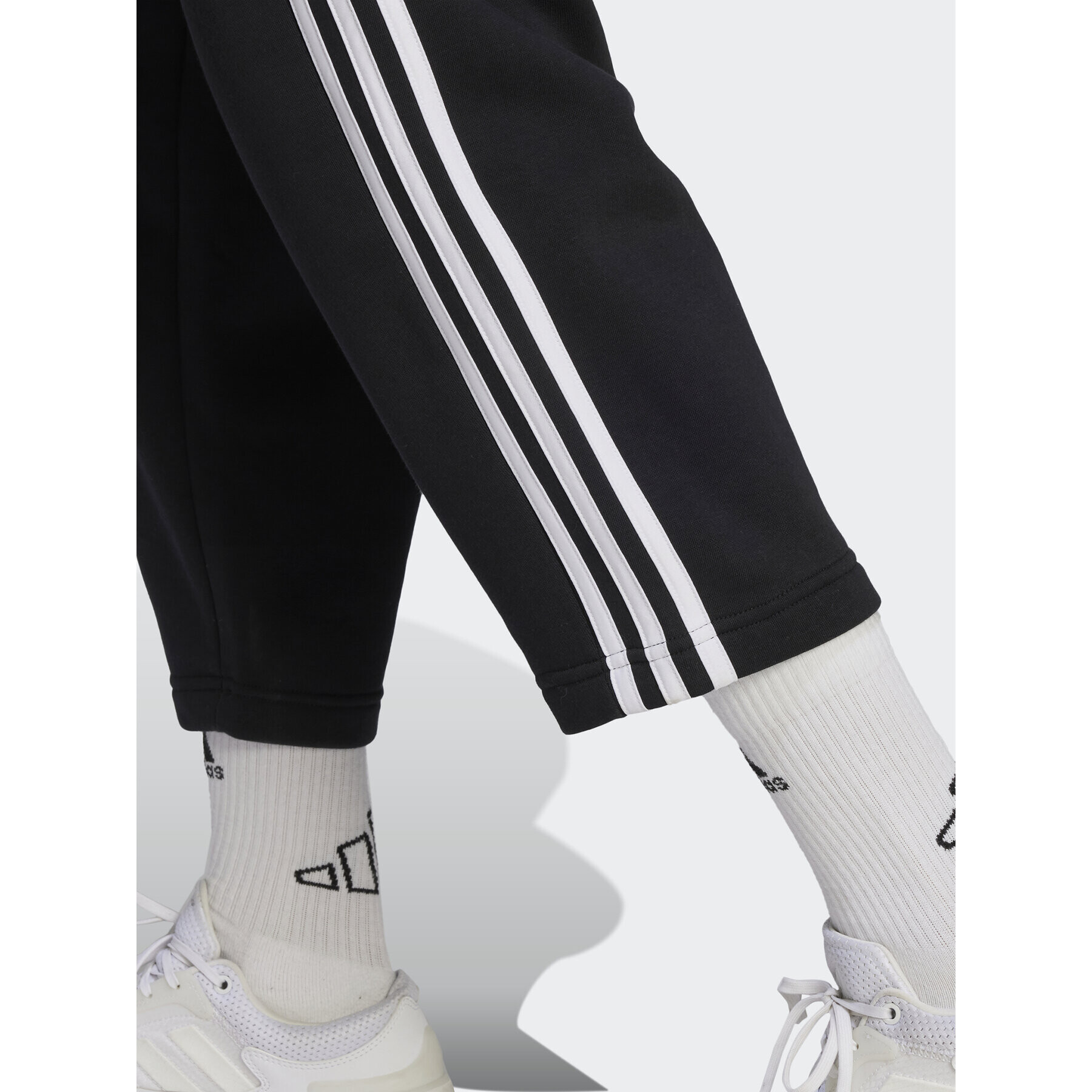 adidas Долнище анцуг Essentials 3-Stripes Open Hem Fleece HZ5748 Черен Loose Fit - Pepit.bg