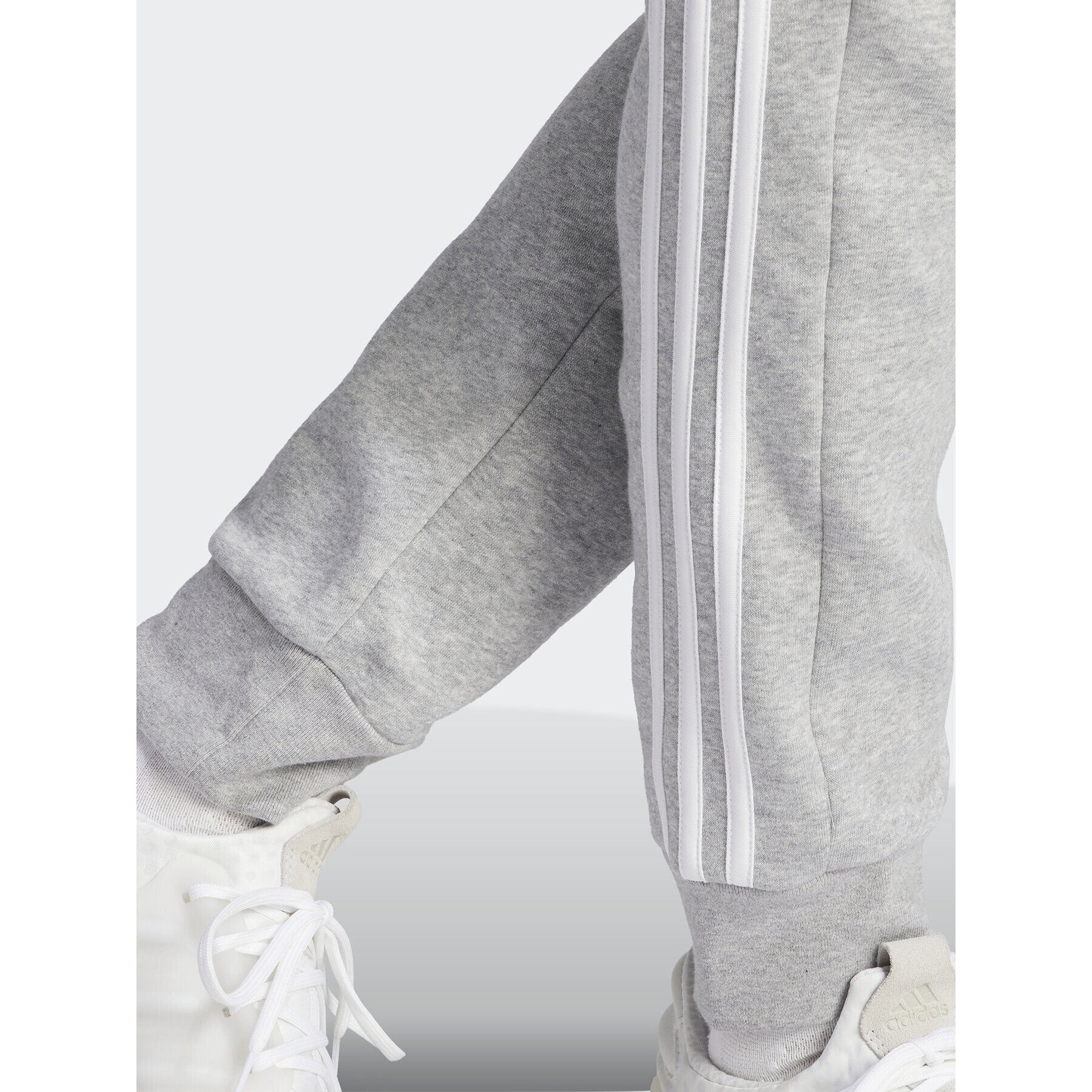 adidas Долнище анцуг Essentials Fleece 3-Stripes Cuff IJ6494 Сив Regular Fit - Pepit.bg