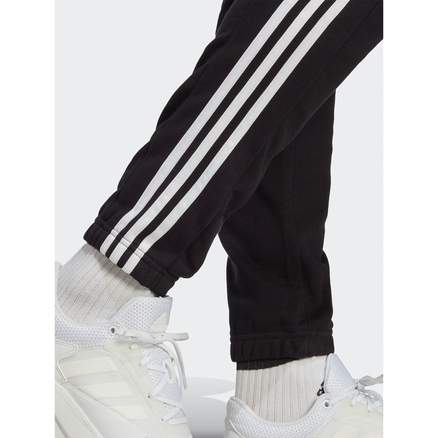 adidas Долнище анцуг Essentials French Terry Tapered Elastic Cuff 3-Stripes Joggers IC0050 Черен Regular Fit - Pepit.bg