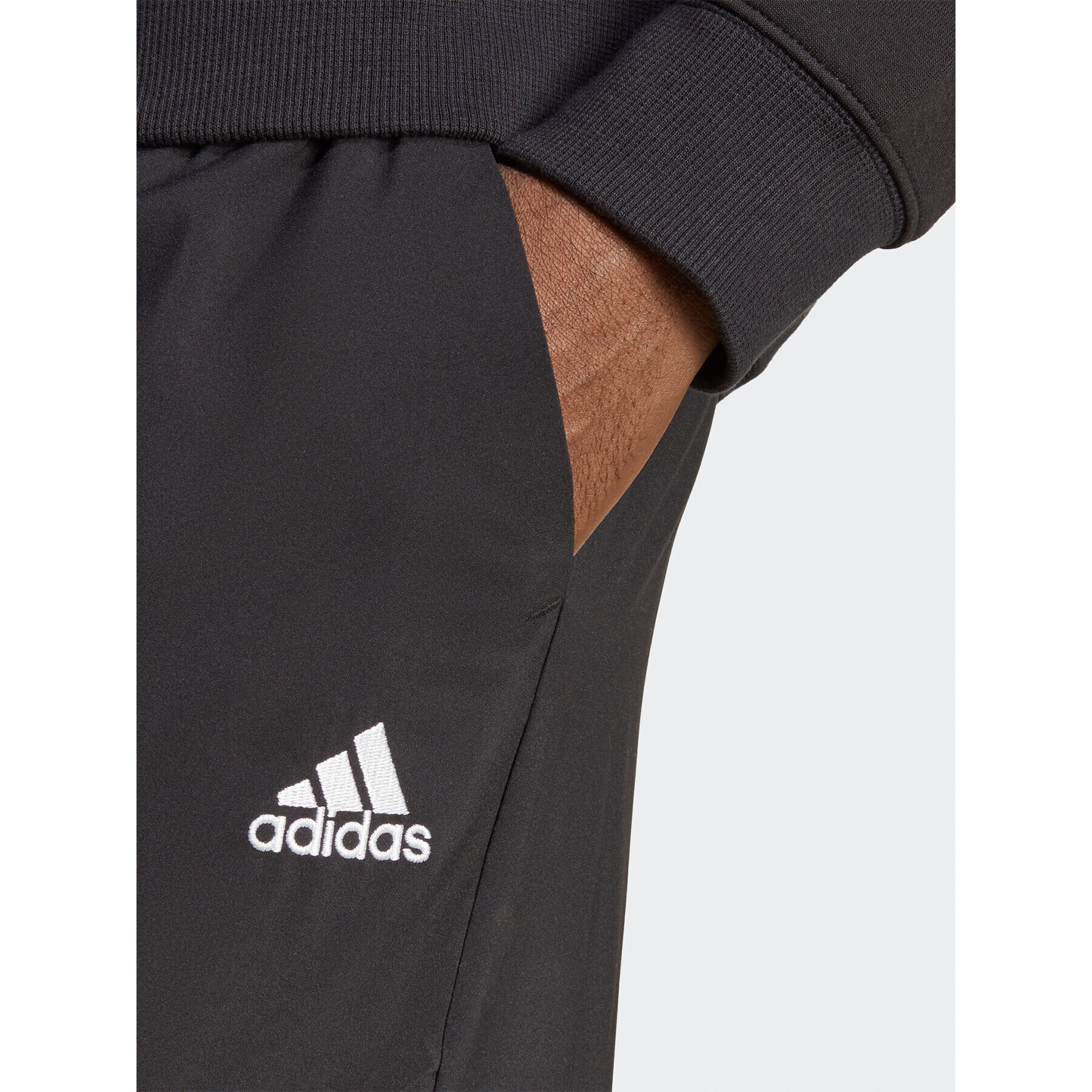 adidas Долнище анцуг Essentials Small Logo Woven Cargo Ankle-Length Pants HA4348 Черен Regular Fit - Pepit.bg