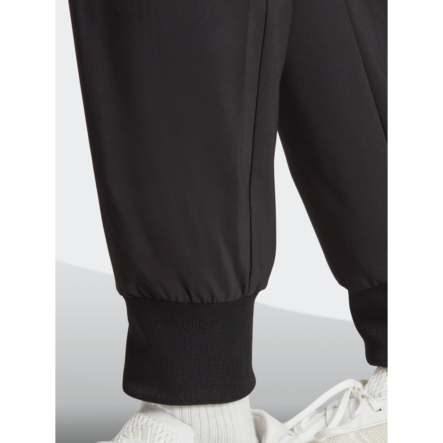 adidas Долнище анцуг Essentials Small Logo Woven Cargo Ankle-Length Pants HA4348 Черен Regular Fit - Pepit.bg