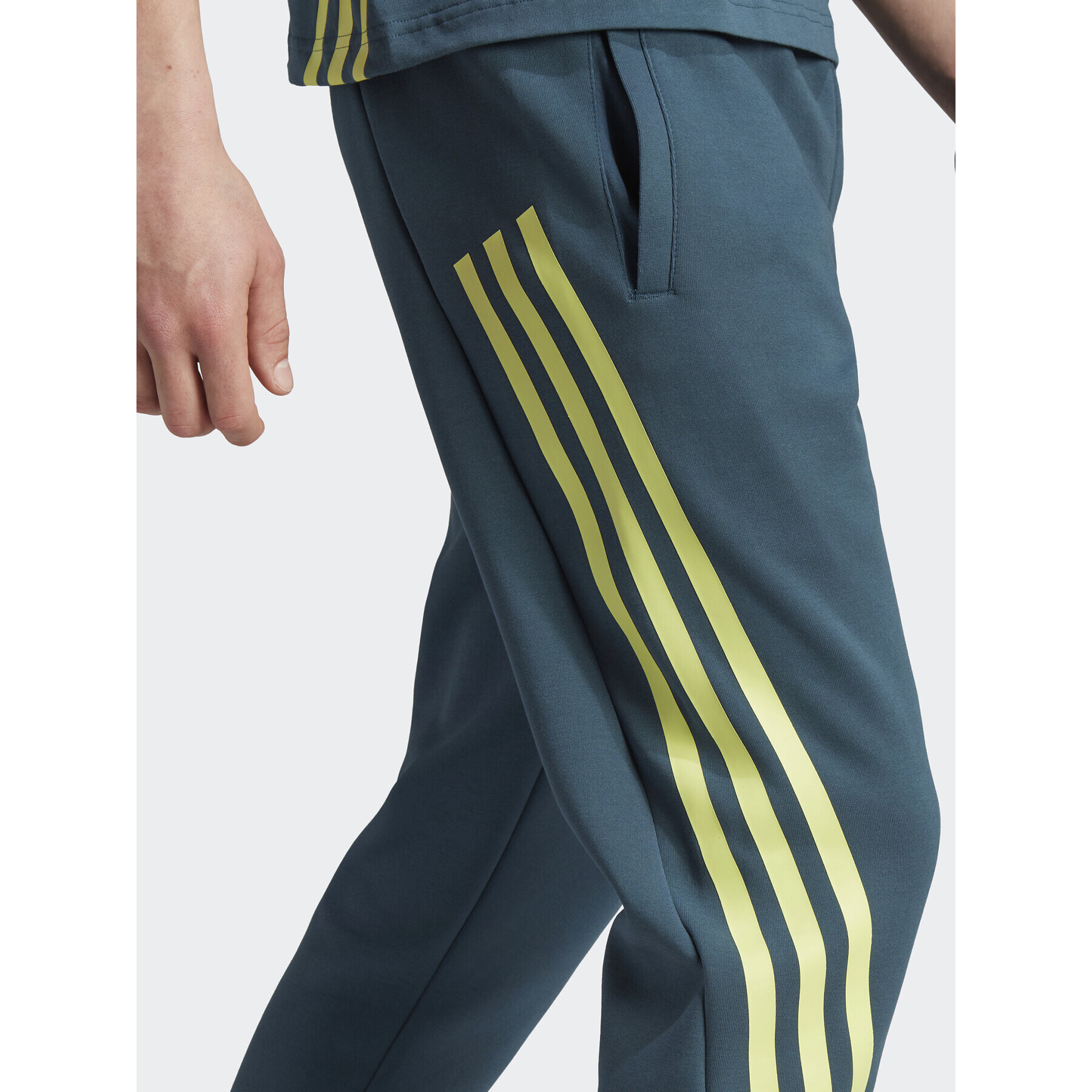 adidas Долнище анцуг Future Icons 3-Stripes Joggers IJ6372 Електриков Slim Fit - Pepit.bg