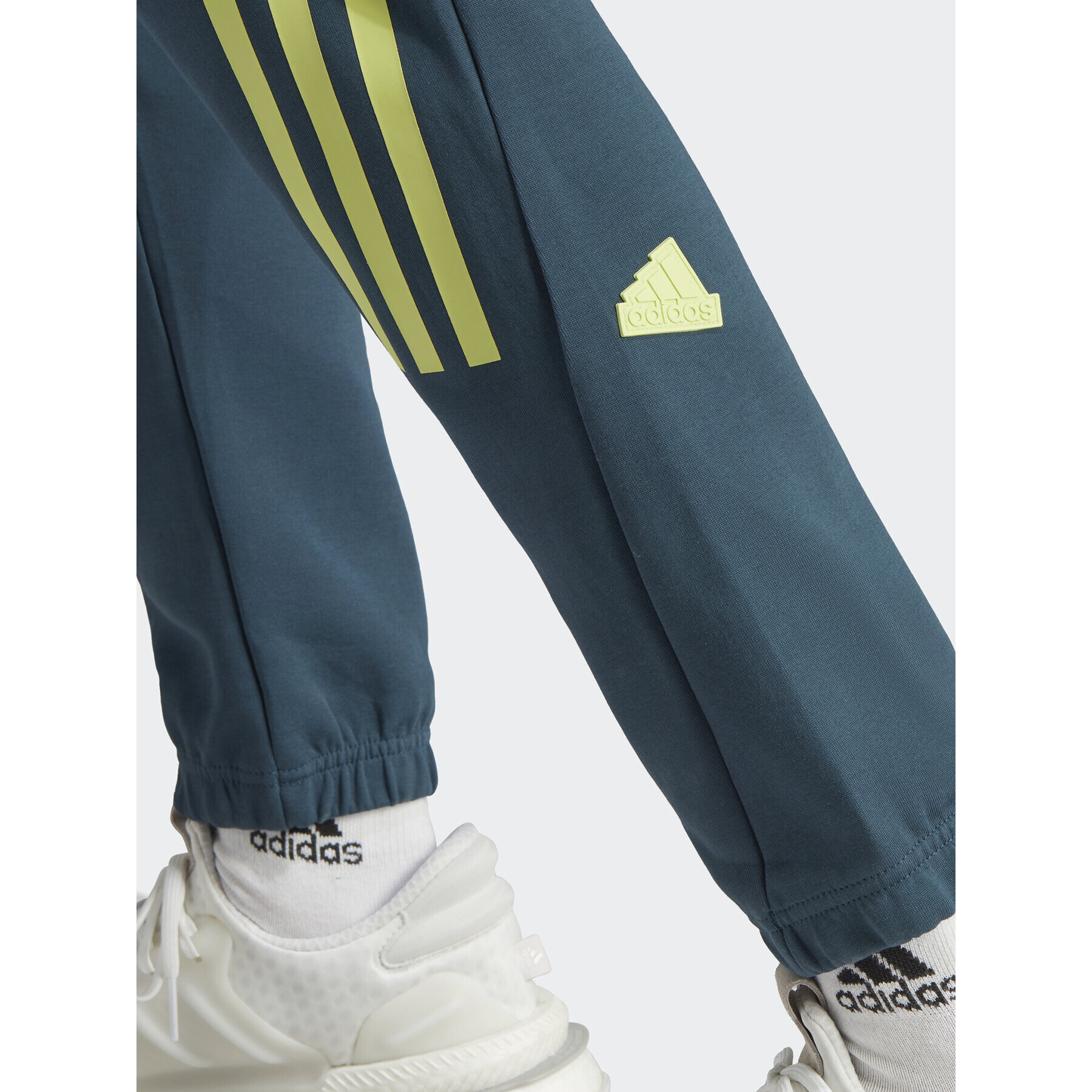 adidas Долнище анцуг Future Icons 3-Stripes Joggers IJ6372 Електриков Slim Fit - Pepit.bg