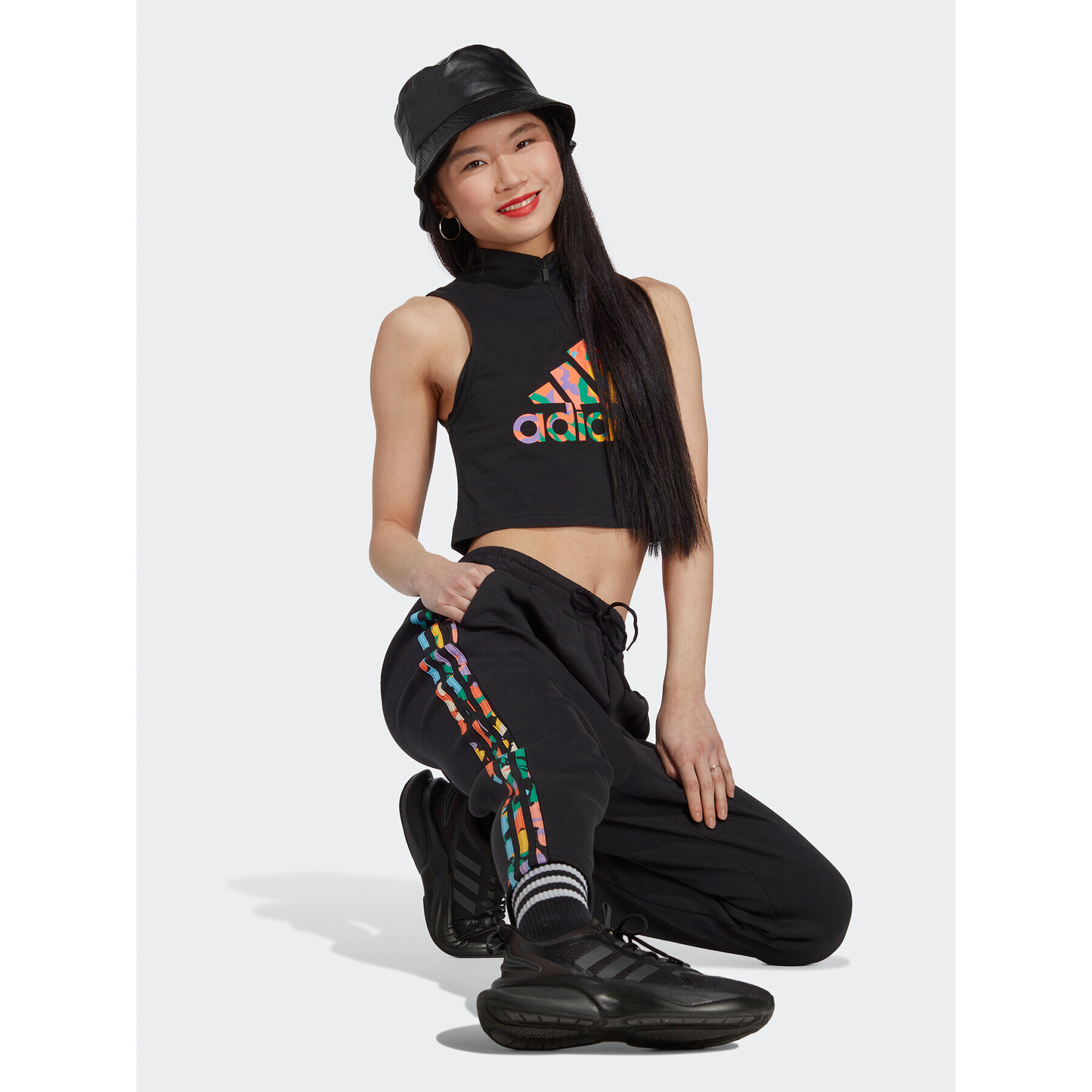 adidas Долнище анцуг Graphic Tracksuit Bottoms HT4708 Черен Regular Fit - Pepit.bg