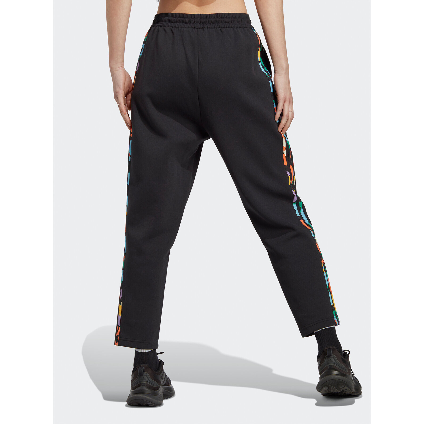 adidas Долнище анцуг Graphic Tracksuit Bottoms HT4708 Черен Regular Fit - Pepit.bg