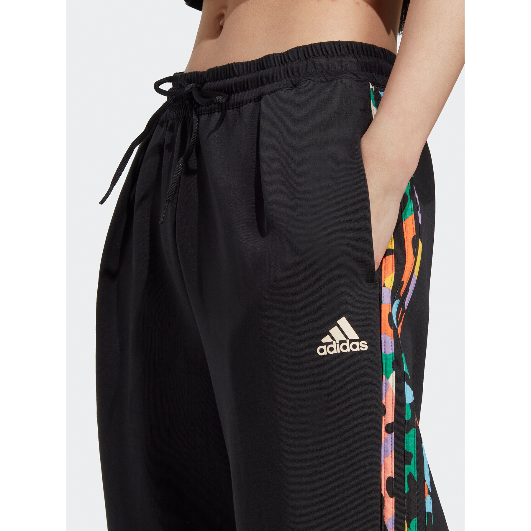 adidas Долнище анцуг Graphic Tracksuit Bottoms HT4708 Черен Regular Fit - Pepit.bg
