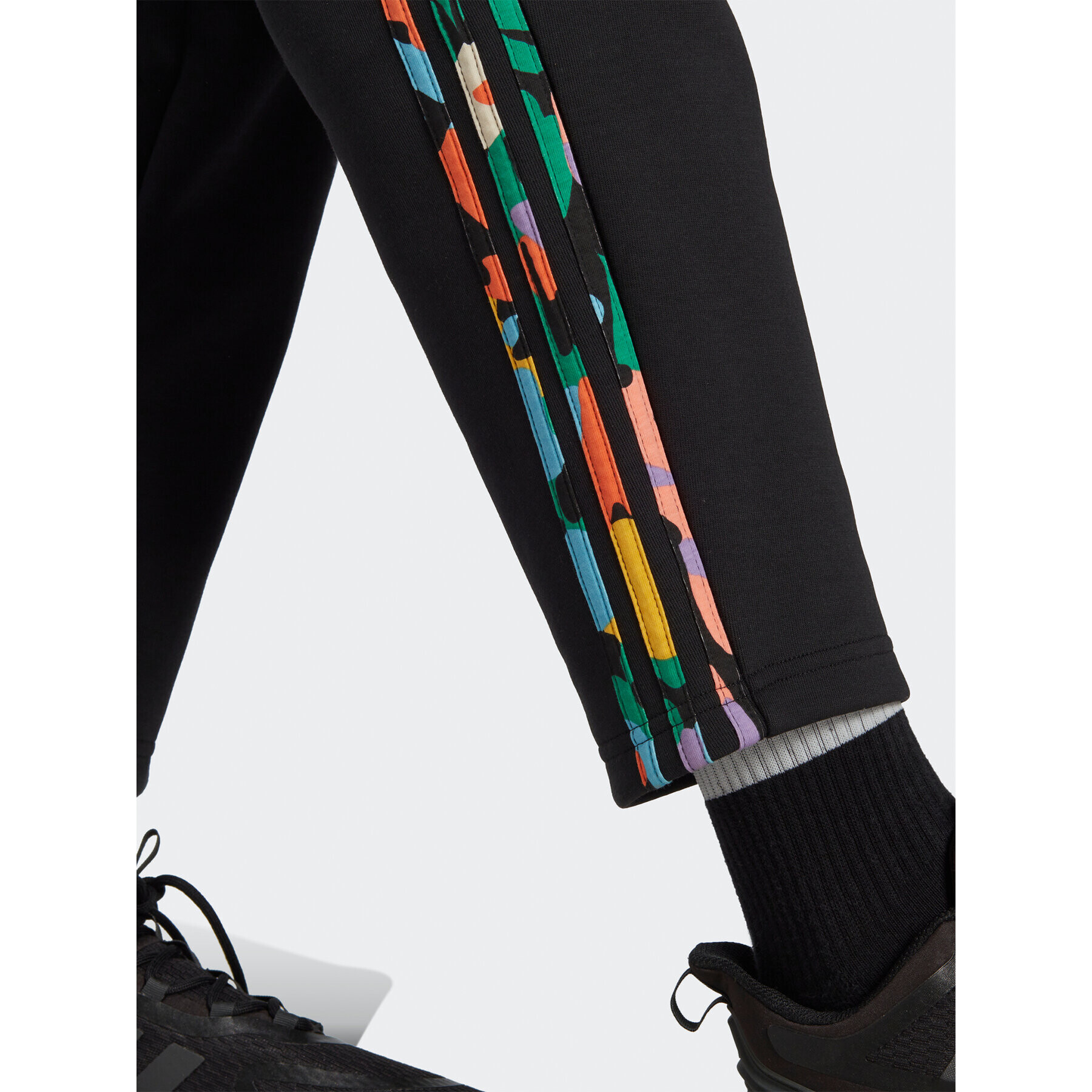 adidas Долнище анцуг Graphic Tracksuit Bottoms HT4708 Черен Regular Fit - Pepit.bg
