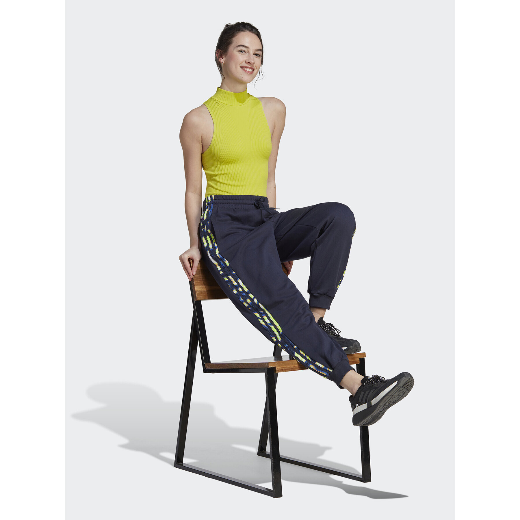 adidas Долнище анцуг IL5863 Син Loose Fit - Pepit.bg