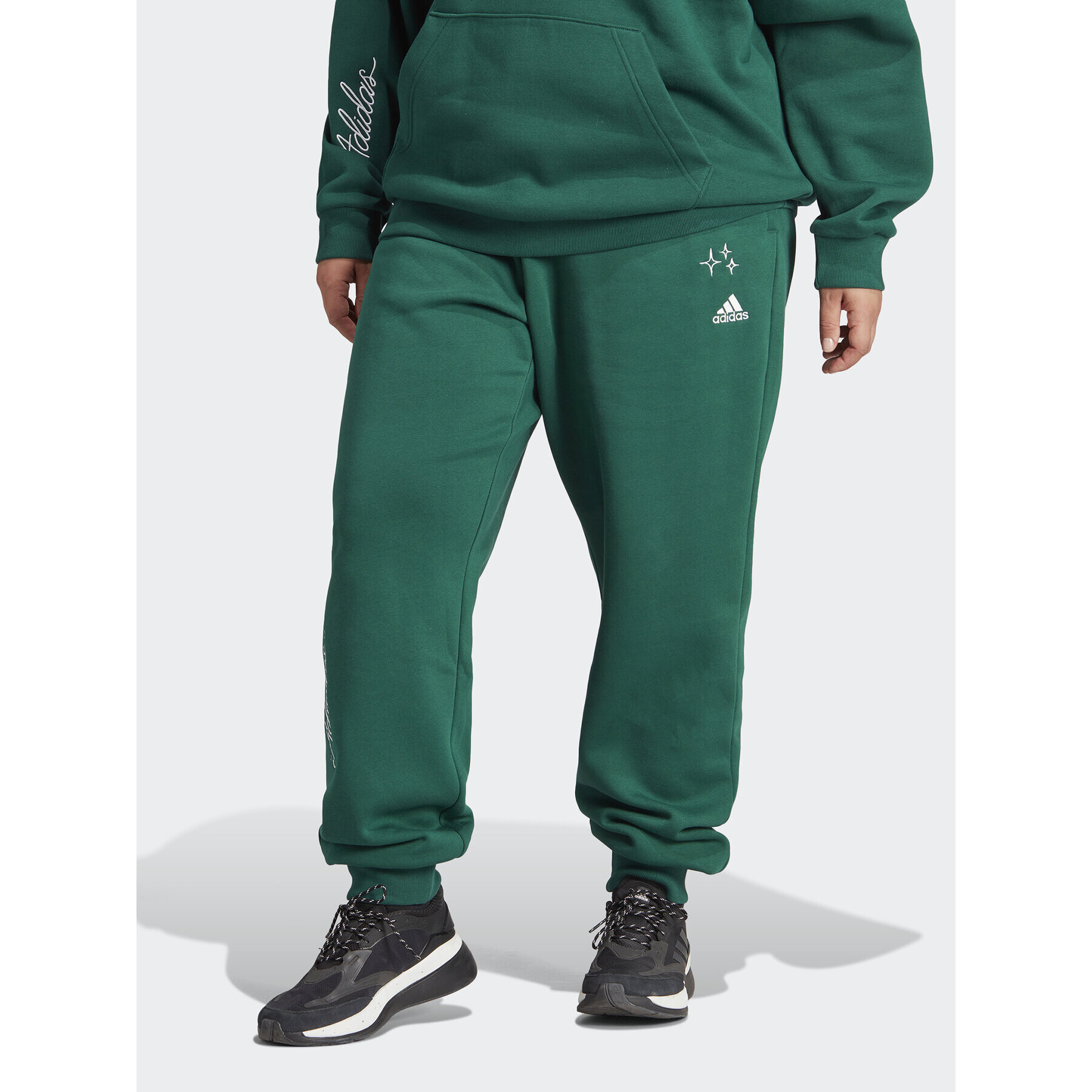 adidas Долнище анцуг Scribble Embroidery Fleece IK9649 Зелен Loose Fit - Pepit.bg