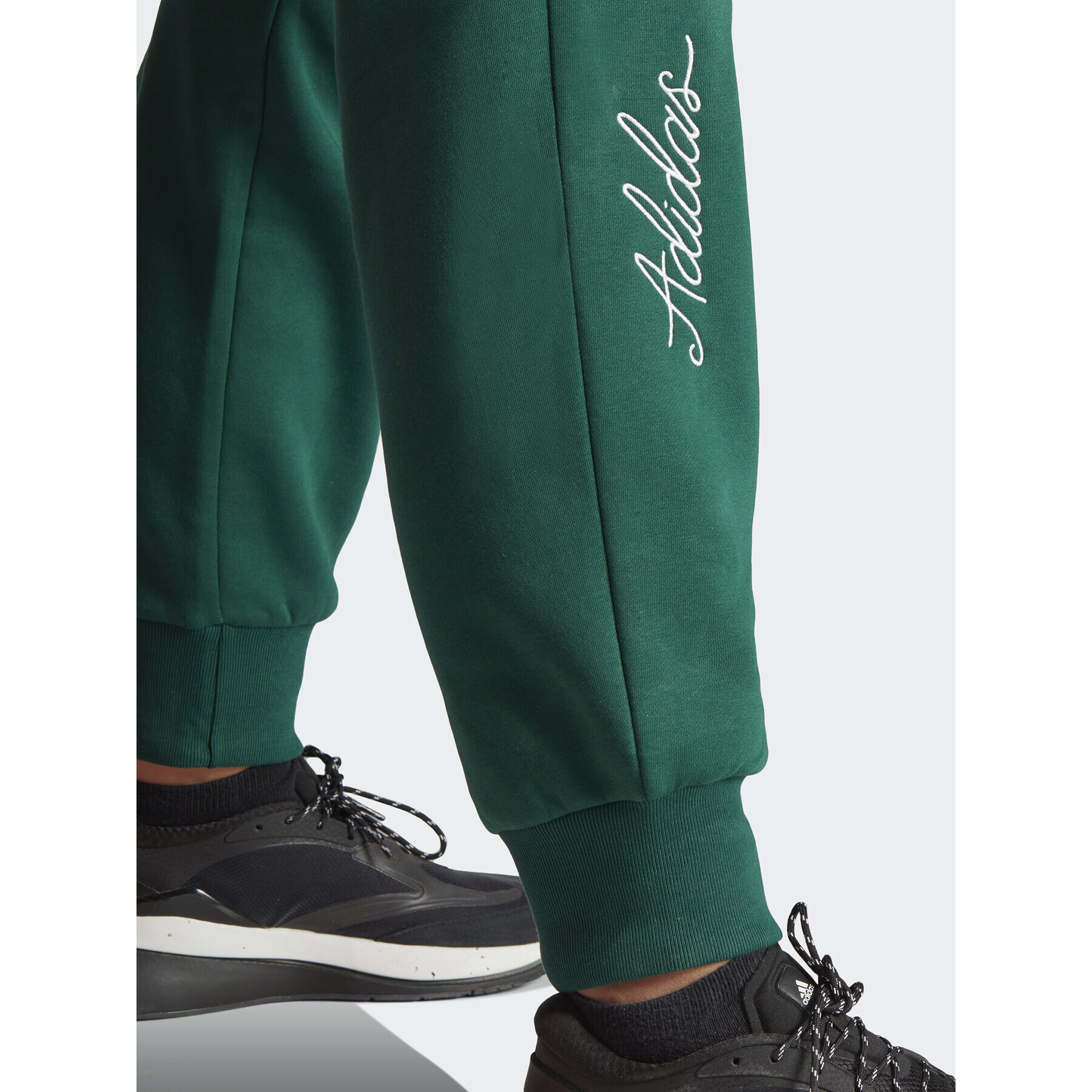 adidas Долнище анцуг Scribble Embroidery Fleece IK9649 Зелен Loose Fit - Pepit.bg