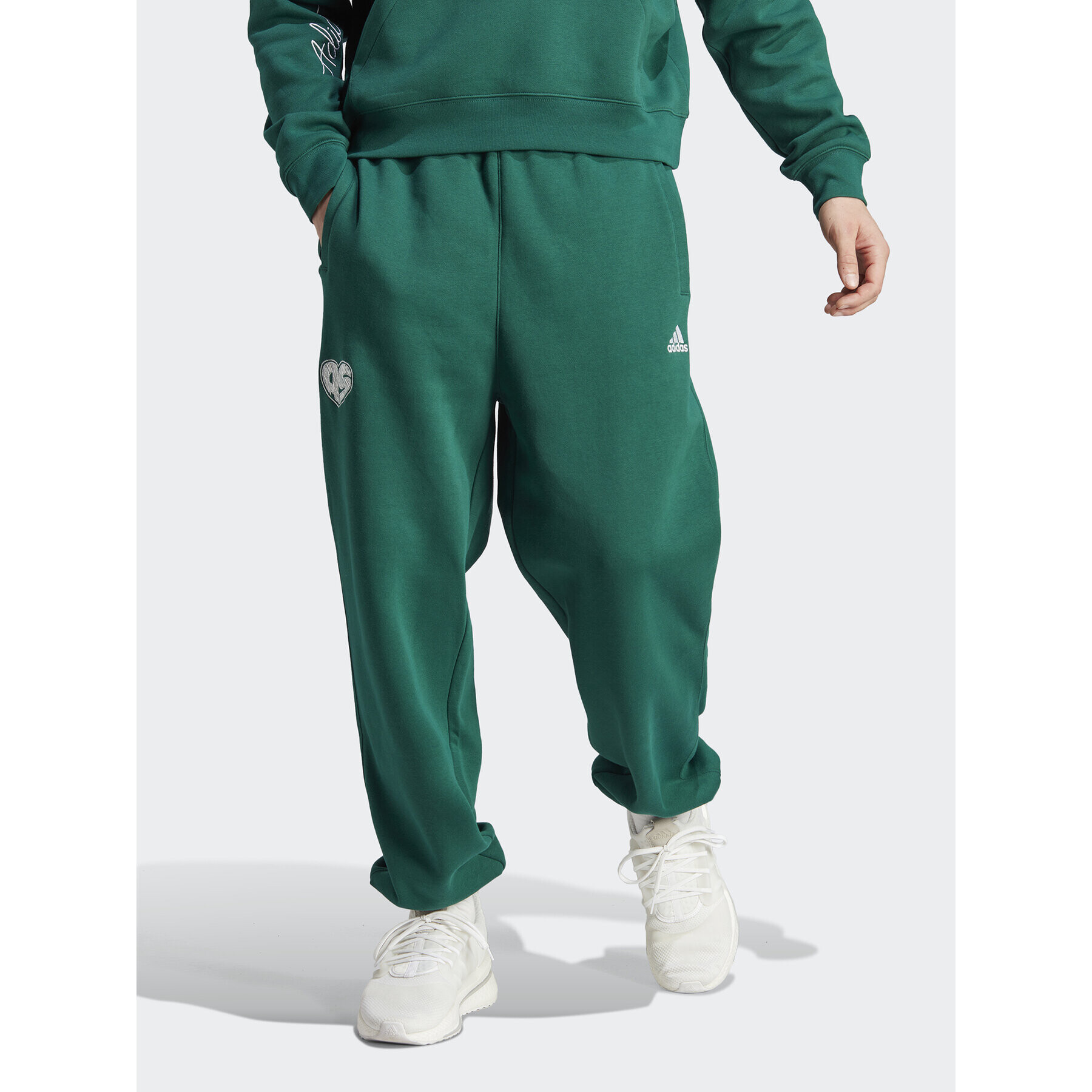 adidas Долнище анцуг Scribble Fleece IJ6457 Зелен Loose Fit - Pepit.bg