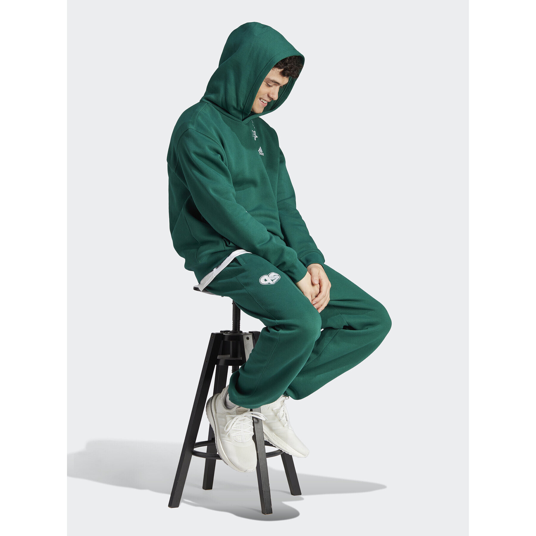 adidas Долнище анцуг Scribble Fleece IJ6457 Зелен Loose Fit - Pepit.bg