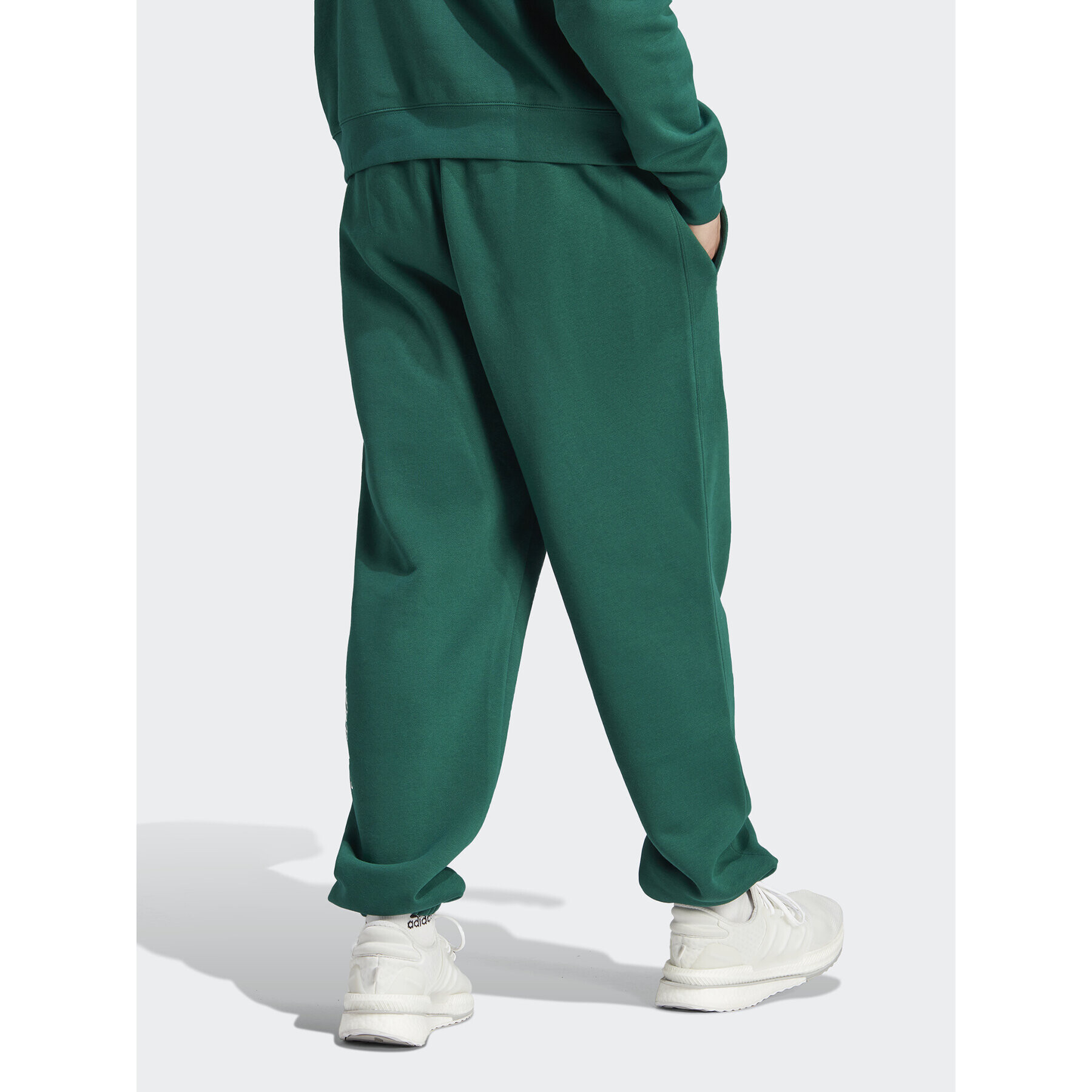 adidas Долнище анцуг Scribble Fleece IJ6457 Зелен Loose Fit - Pepit.bg