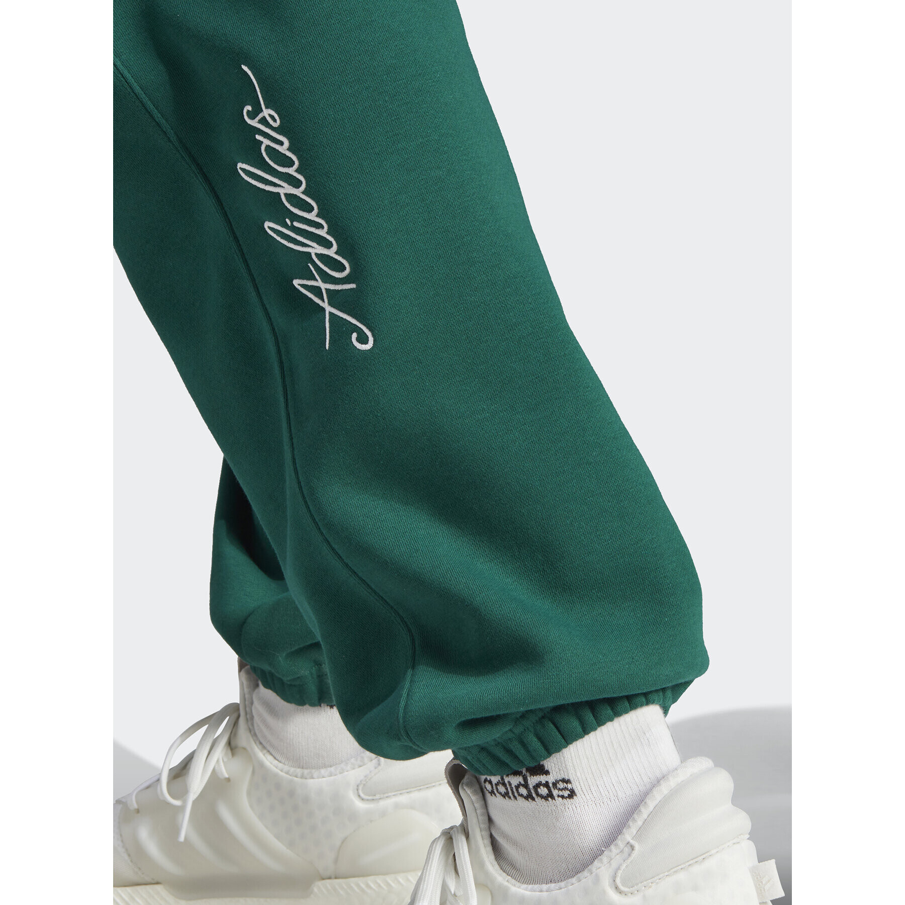 adidas Долнище анцуг Scribble Fleece IJ6457 Зелен Loose Fit - Pepit.bg