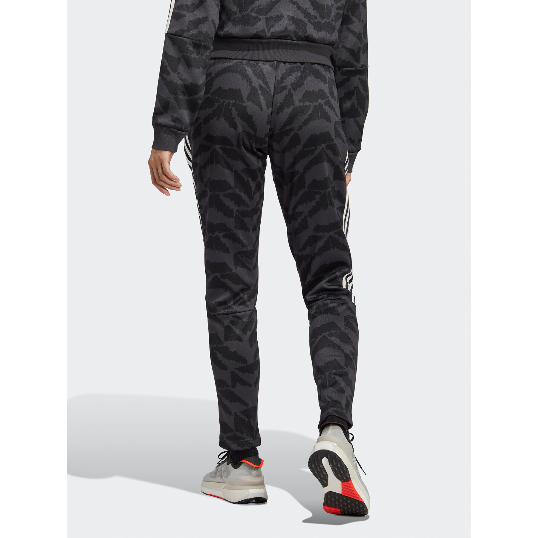 adidas Долнище анцуг Tiro Suit Up Lifestyle Track Pant IC6655 Сив Regular Fit - Pepit.bg