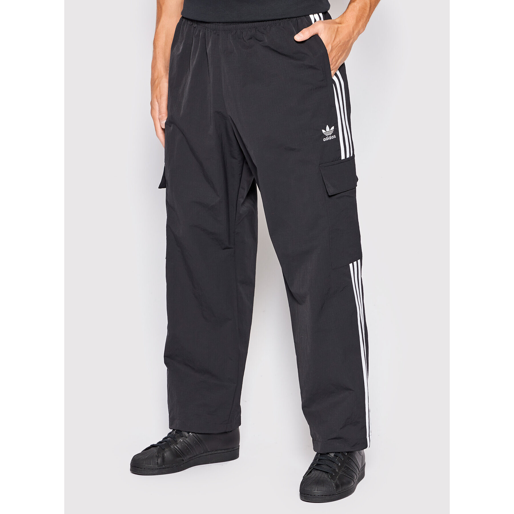 adidas Долнище анцуг adicolor 3-Stripes Cargo HN6734 Черен Relaxed Fit - Pepit.bg