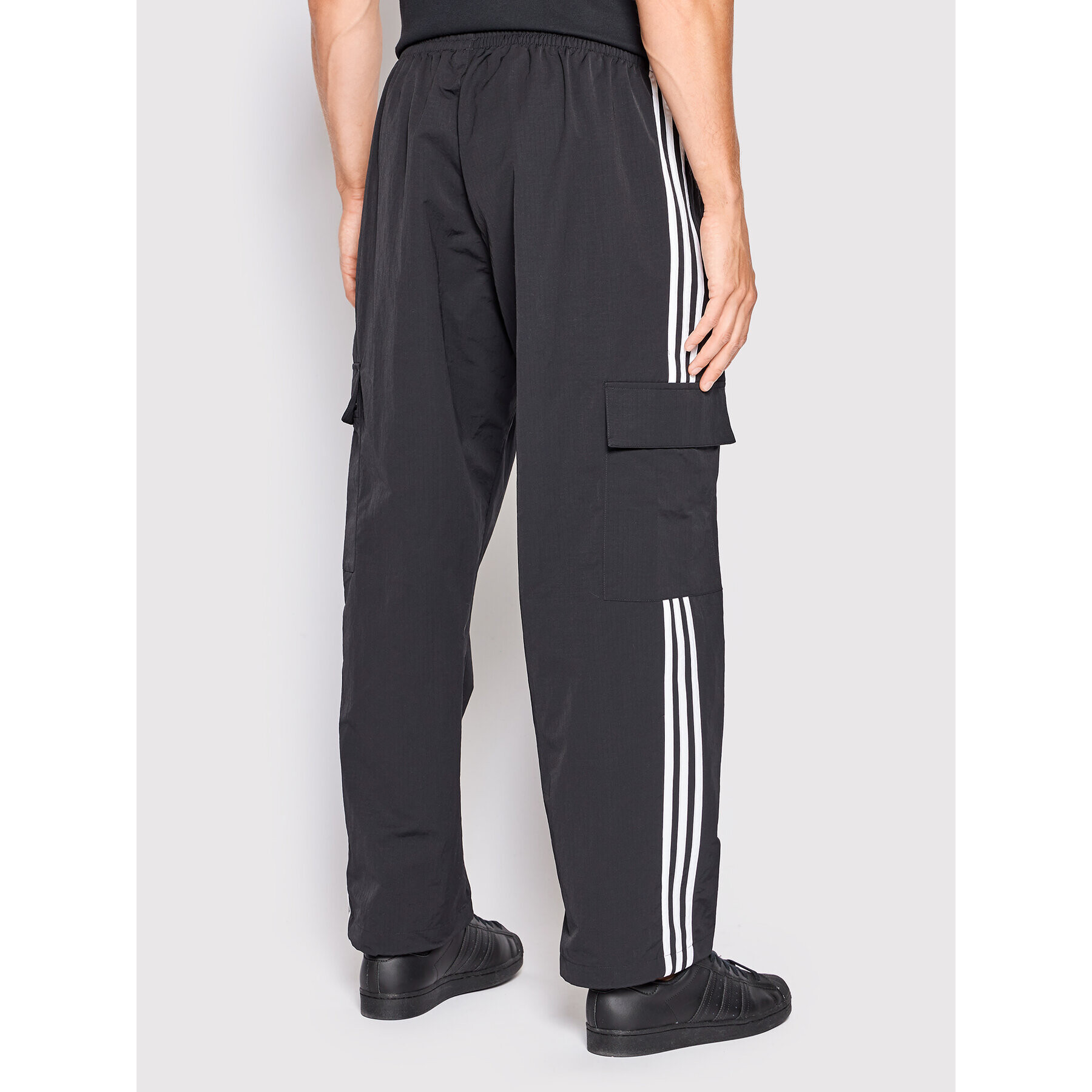 adidas Долнище анцуг adicolor 3-Stripes Cargo HN6734 Черен Relaxed Fit - Pepit.bg