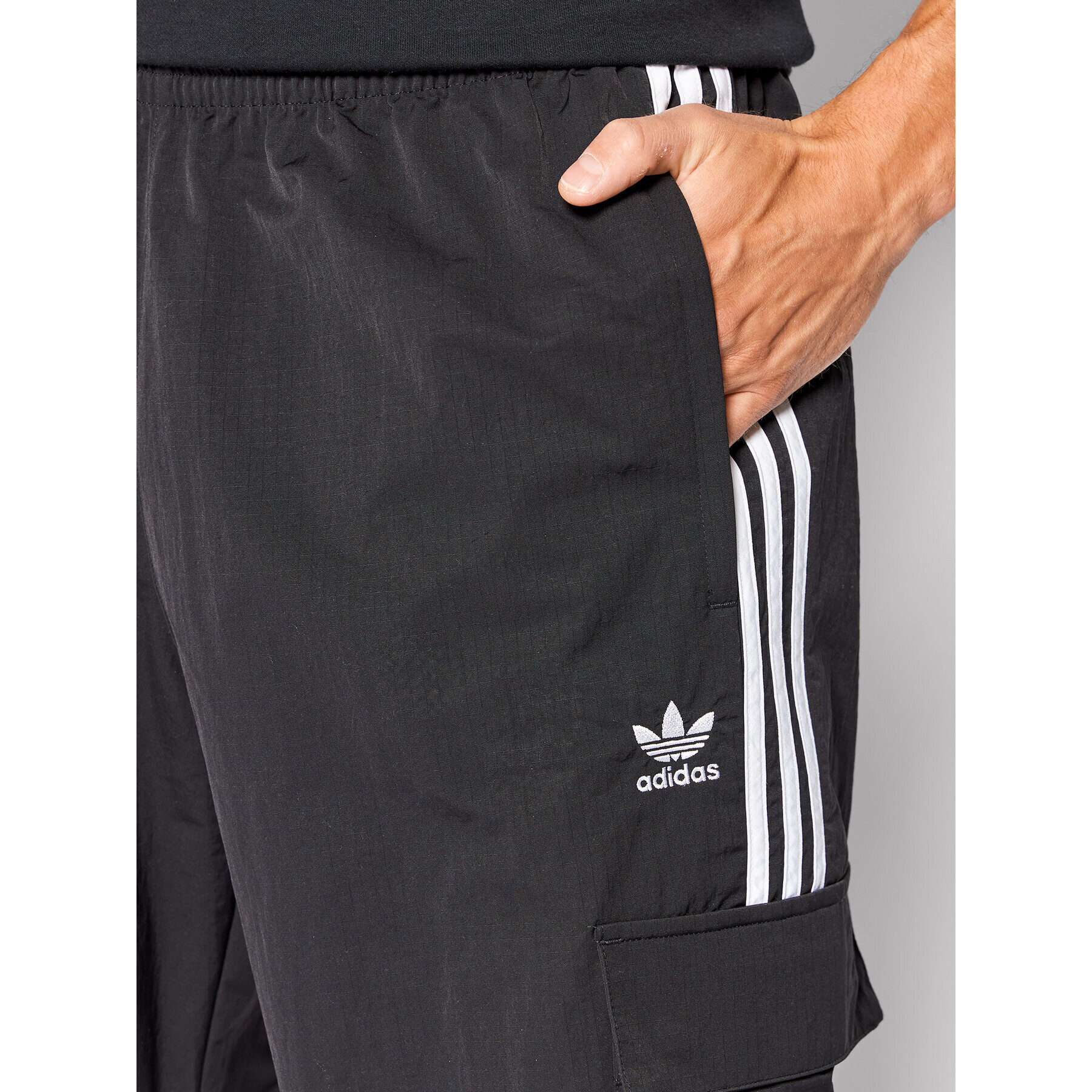 adidas Долнище анцуг adicolor 3-Stripes Cargo HN6734 Черен Relaxed Fit - Pepit.bg