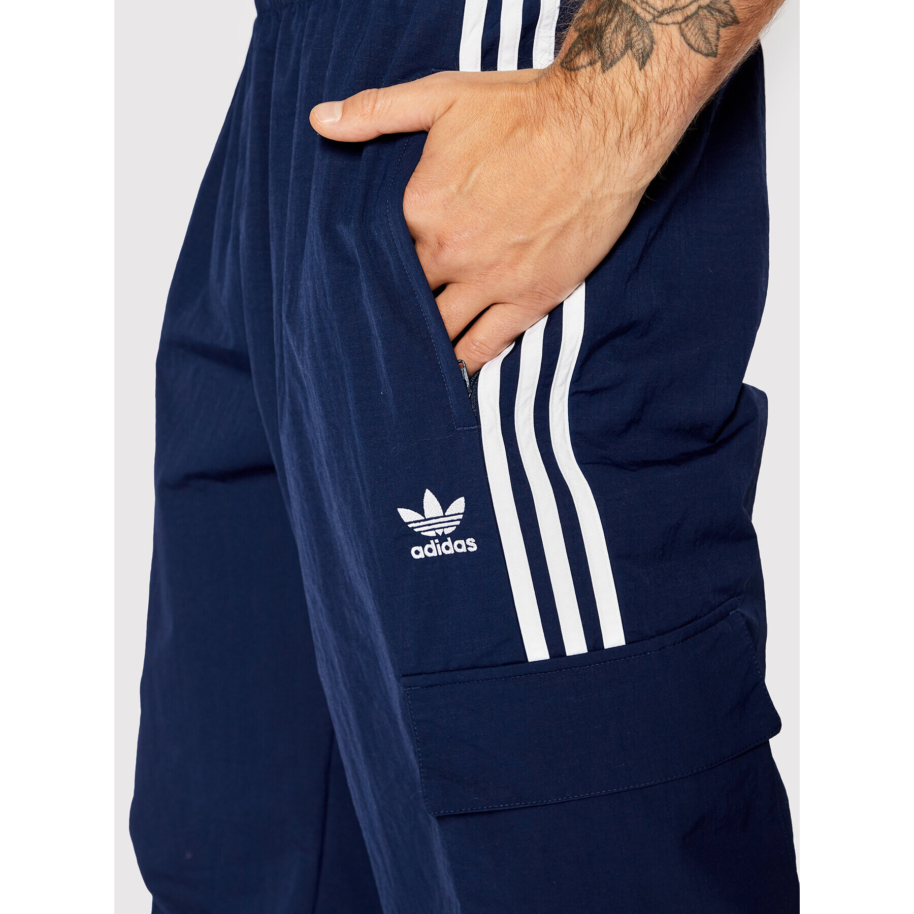 adidas Долнище анцуг adicolor 3-Stripes Cargo HN6735 Тъмносин Relaxed Fit - Pepit.bg