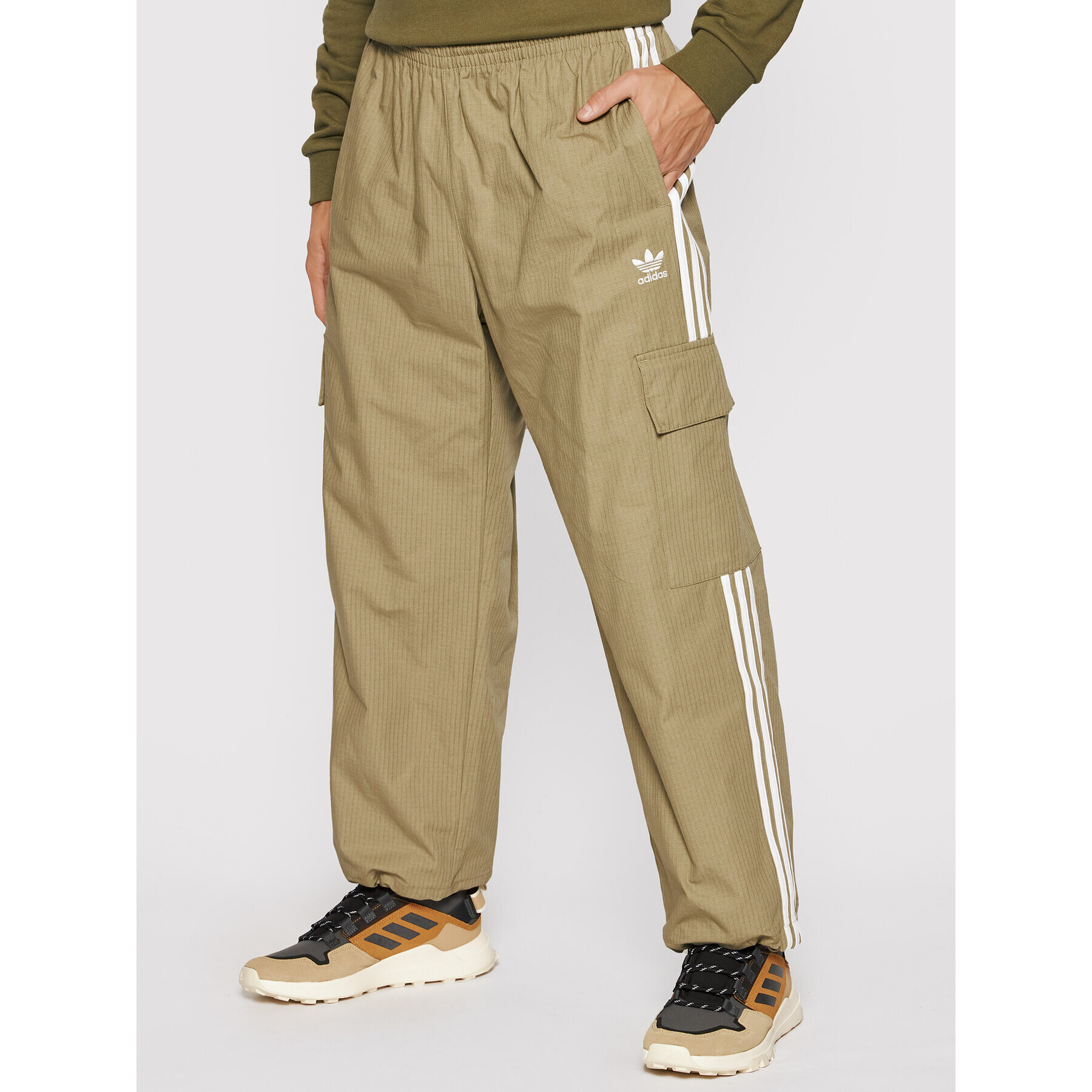 adidas Долнище анцуг adicolor Classics 3-Stripes H09118 Зелен Relaxed Fit - Pepit.bg