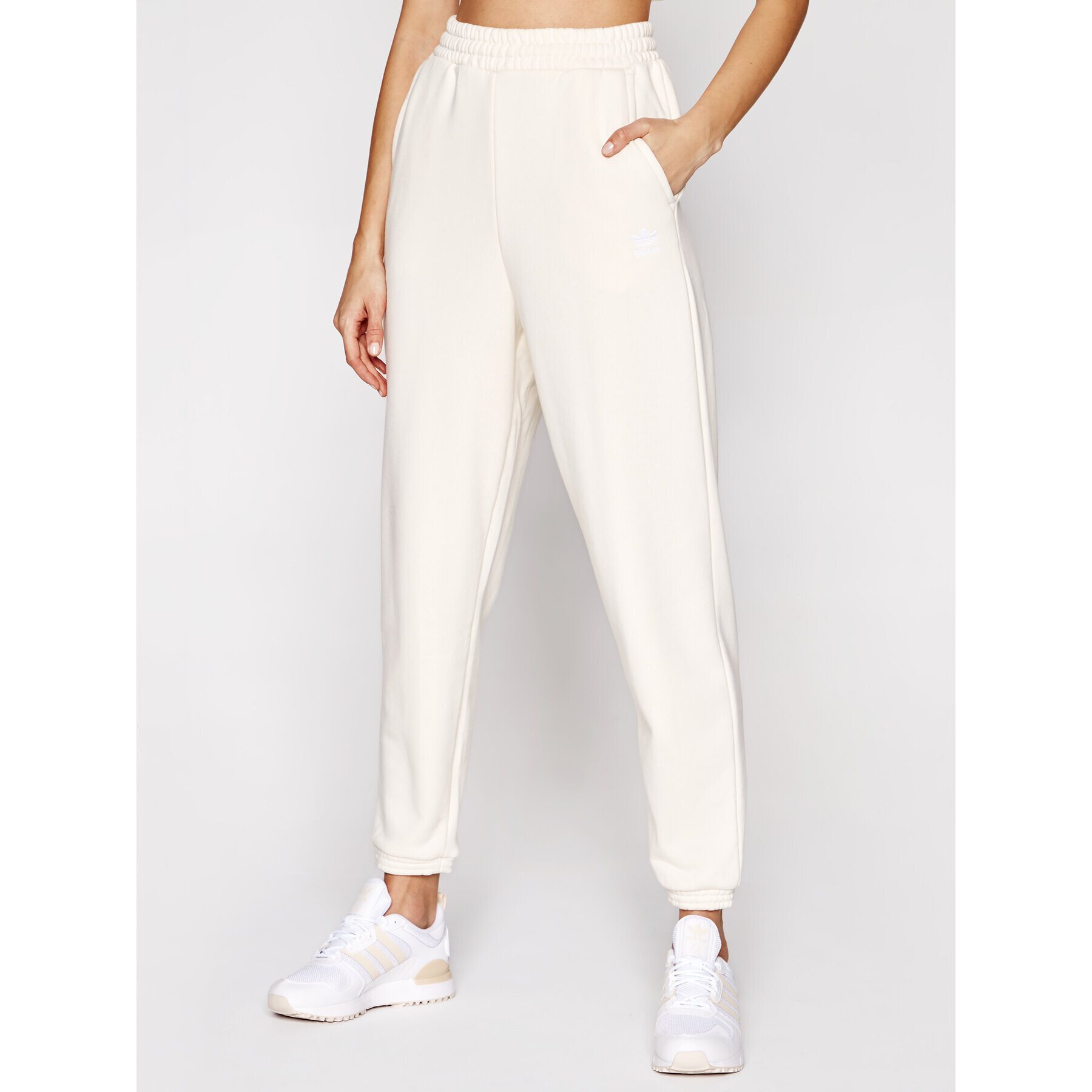 adidas Долнище анцуг adicolor Classics GN2847 Бежов Relaxed Fit - Pepit.bg