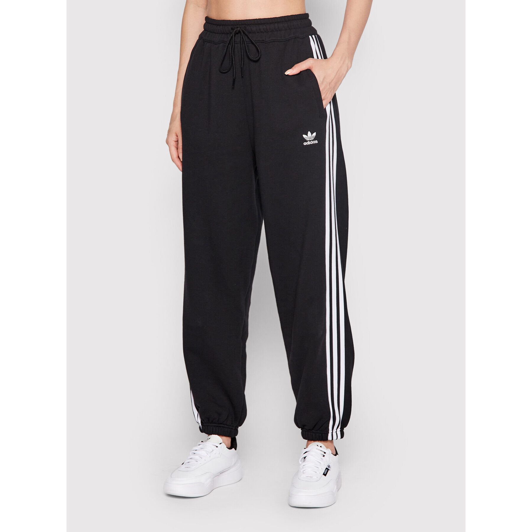 adidas Долнище анцуг adicolor Classics HM2143 Черен Relaxed Fit - Pepit.bg
