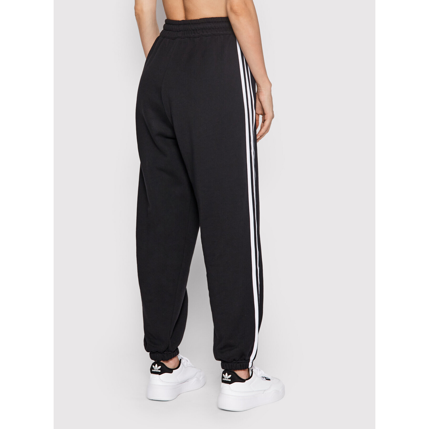 adidas Долнище анцуг adicolor Classics HM2143 Черен Relaxed Fit - Pepit.bg