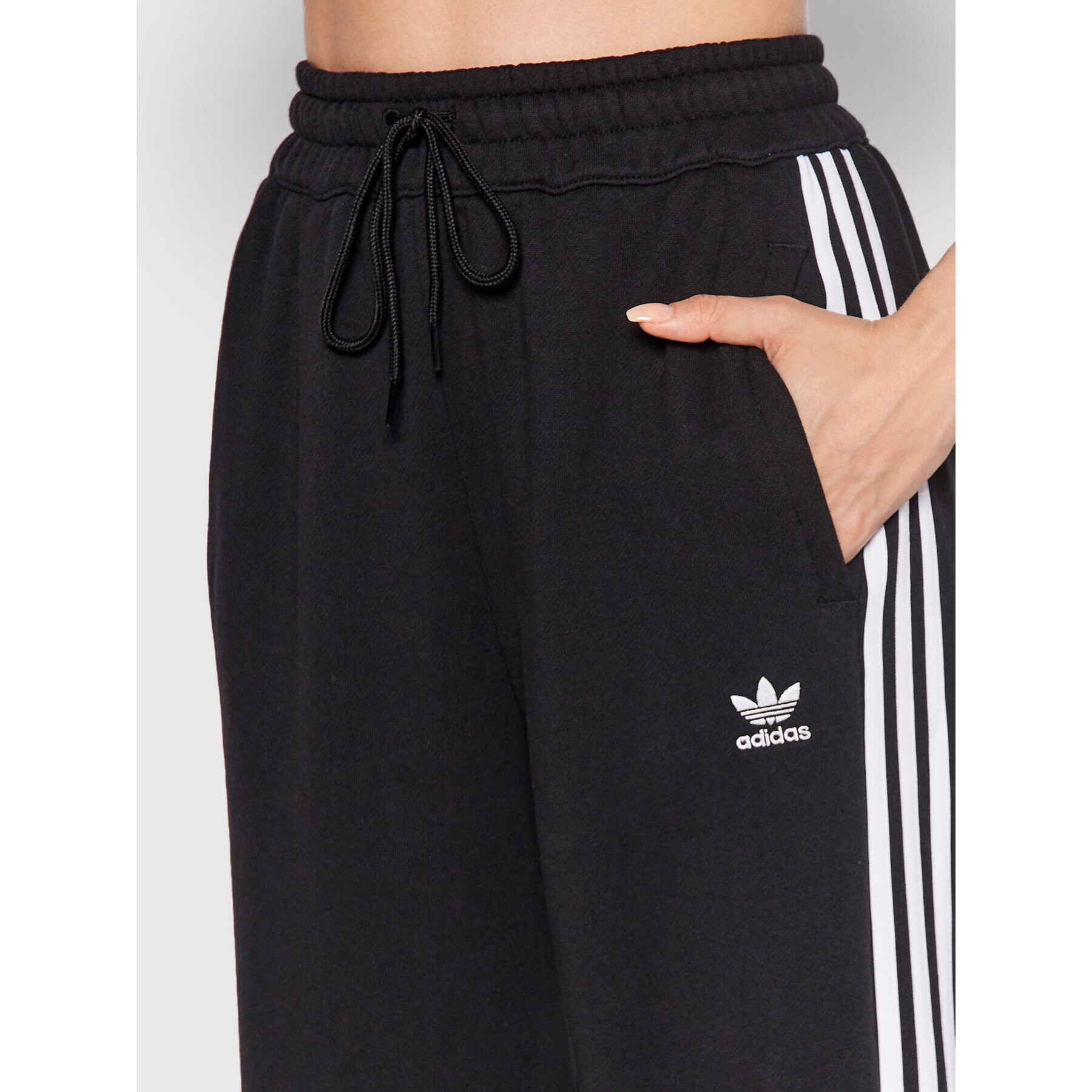 adidas Долнище анцуг adicolor Classics HM2143 Черен Relaxed Fit - Pepit.bg