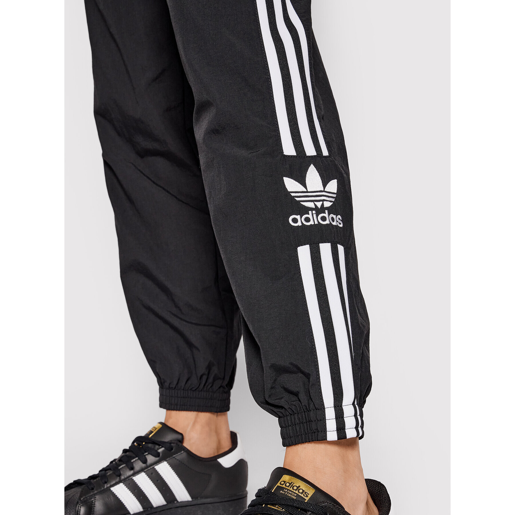 adidas Долнище анцуг adicolor Classics Lock-Up Track H20547 Черен Regular Fit - Pepit.bg