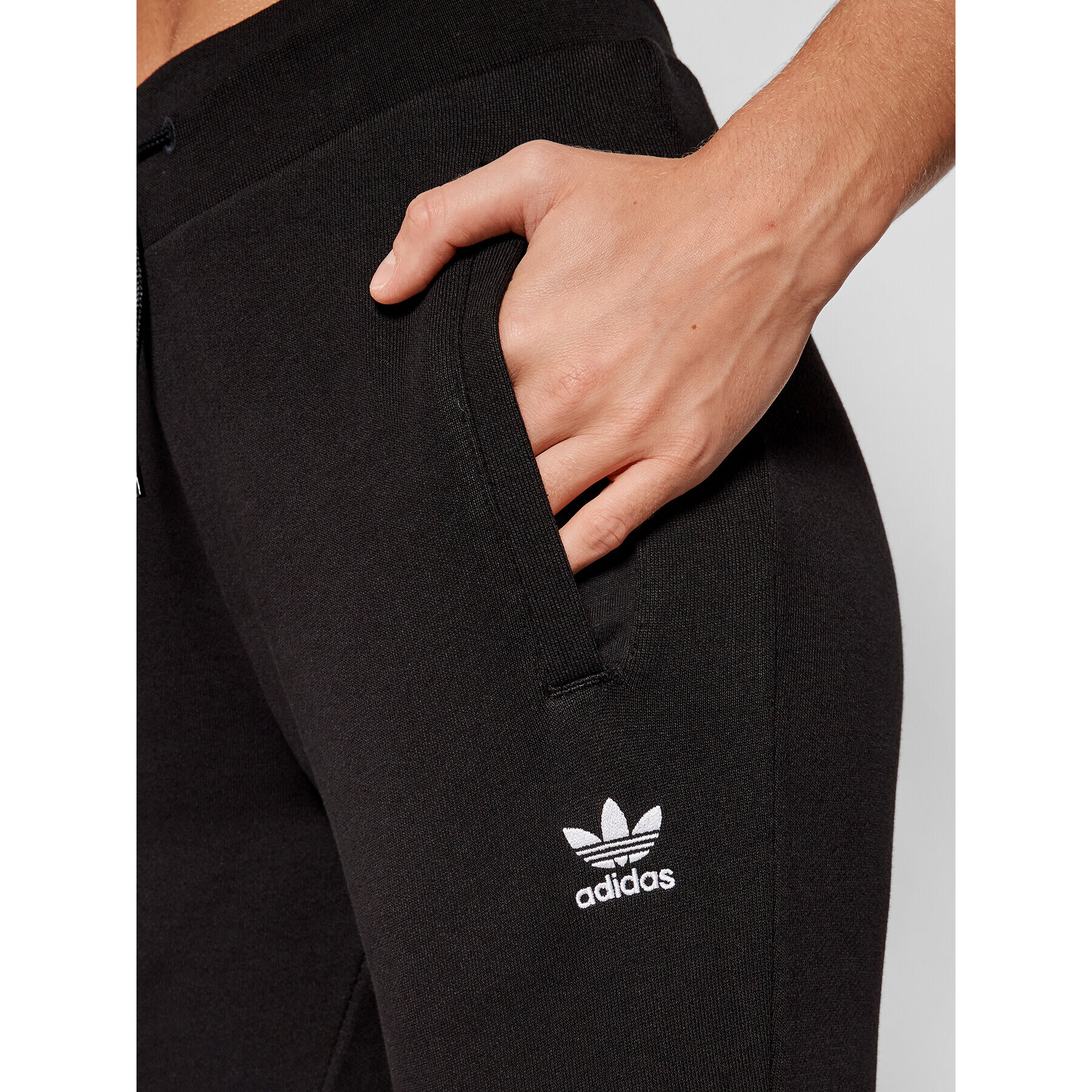 adidas Долнище анцуг adicolor Essentials H37878 Черен Slim Fit - Pepit.bg