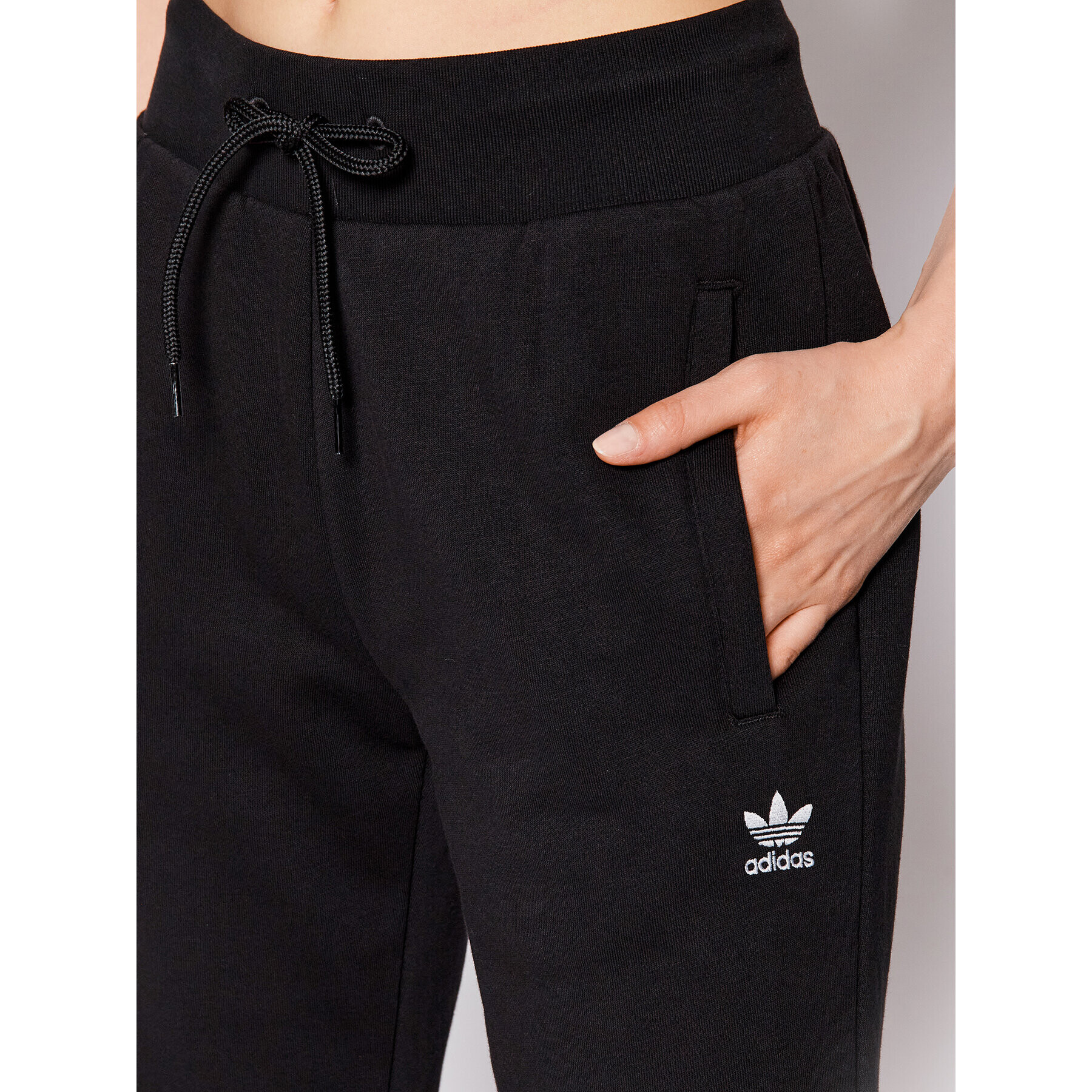 adidas Долнище анцуг adicolor Essentials HM1837 Черен Slim Fit - Pepit.bg