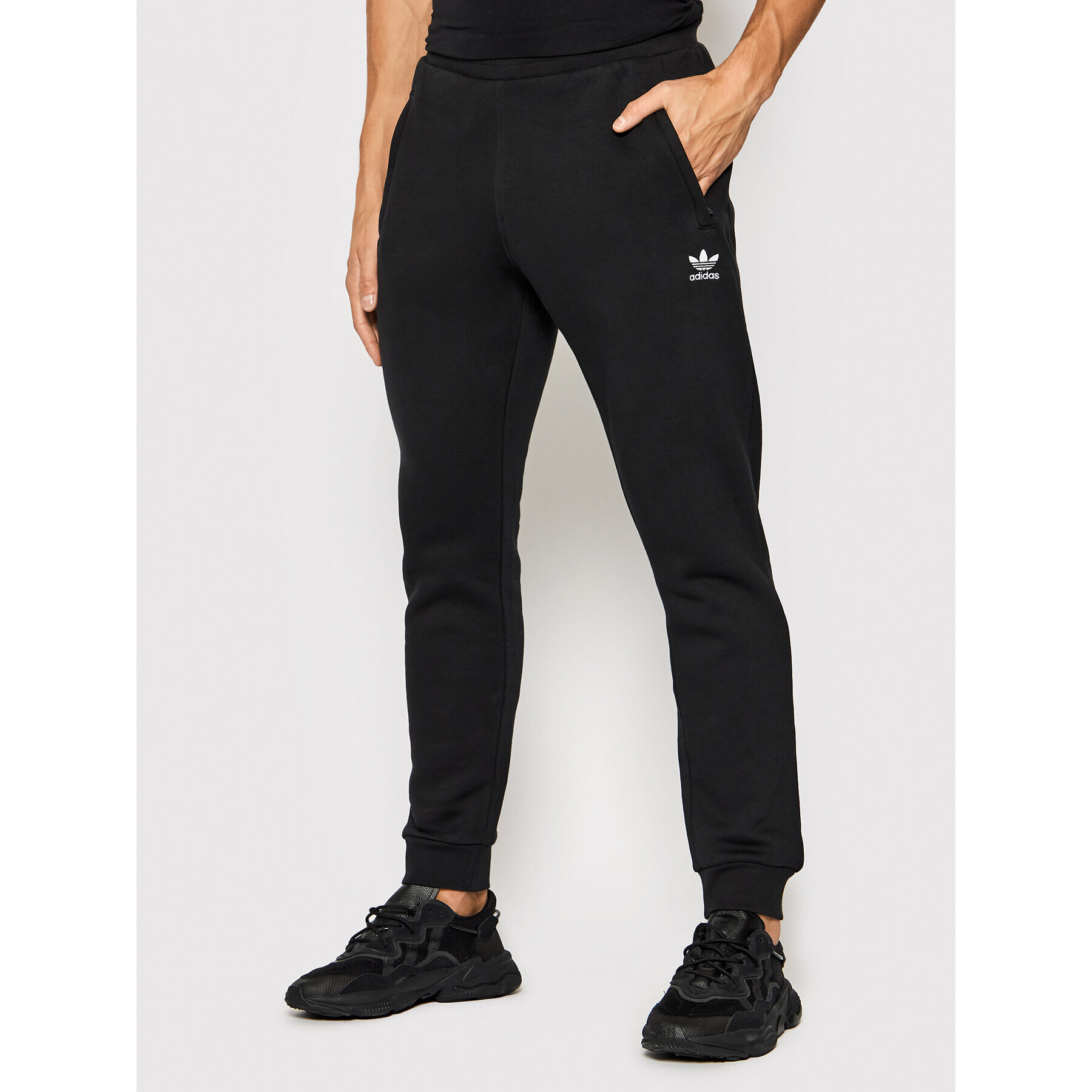 adidas Долнище анцуг adicolor Essentials Trefoil H34657 Черен Slim Fit - Pepit.bg