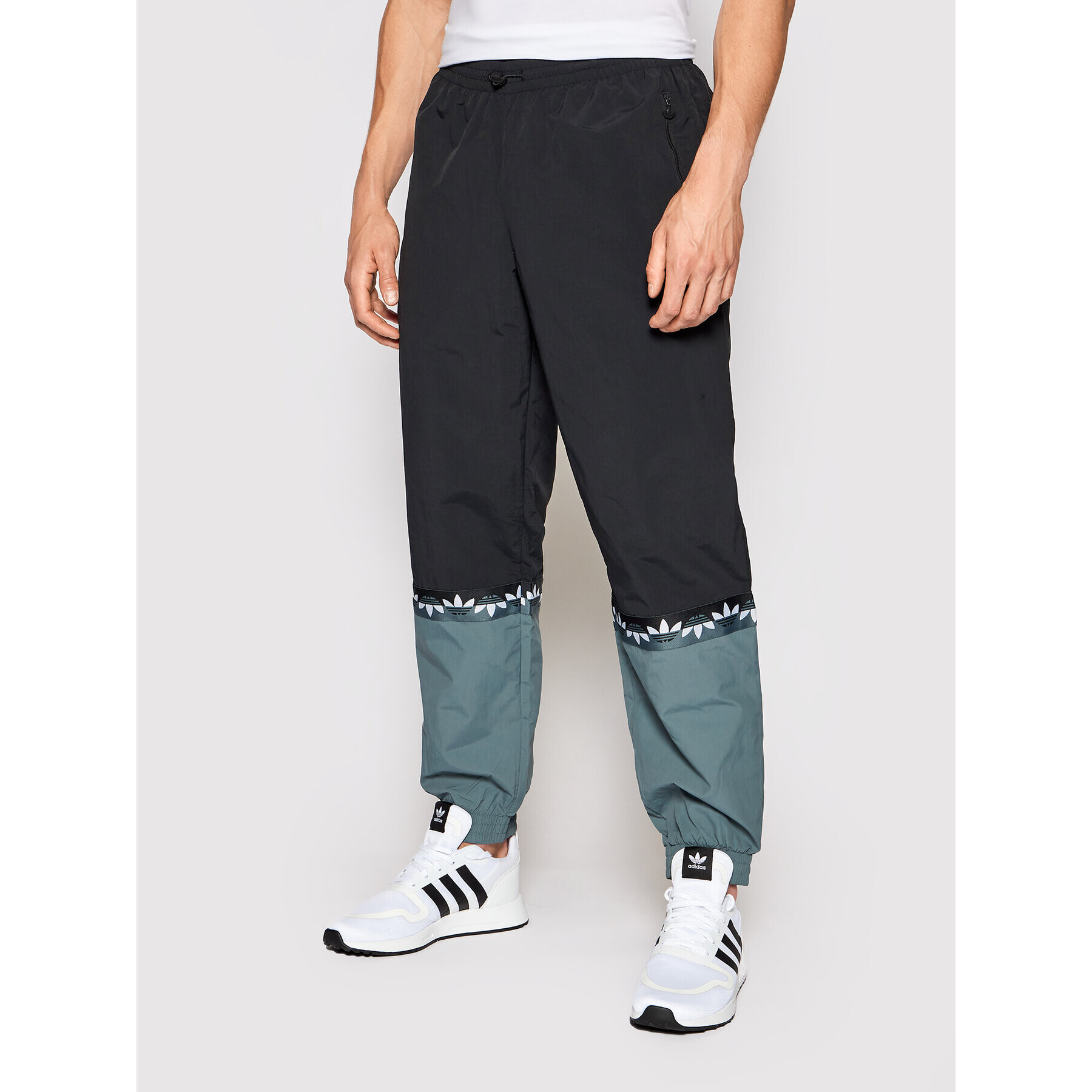 adidas Долнище анцуг adicolor Slice Trf Tp GN3434 Черен Regular Fit - Pepit.bg