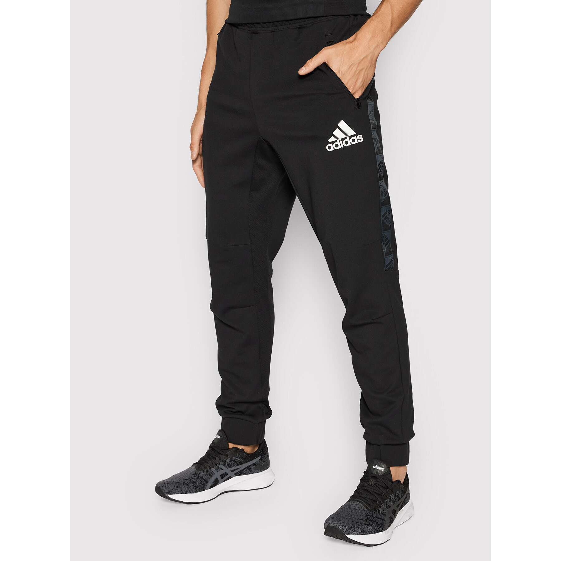 adidas Долнище анцуг Designed To Move H28788 Черен Regular Fit - Pepit.bg