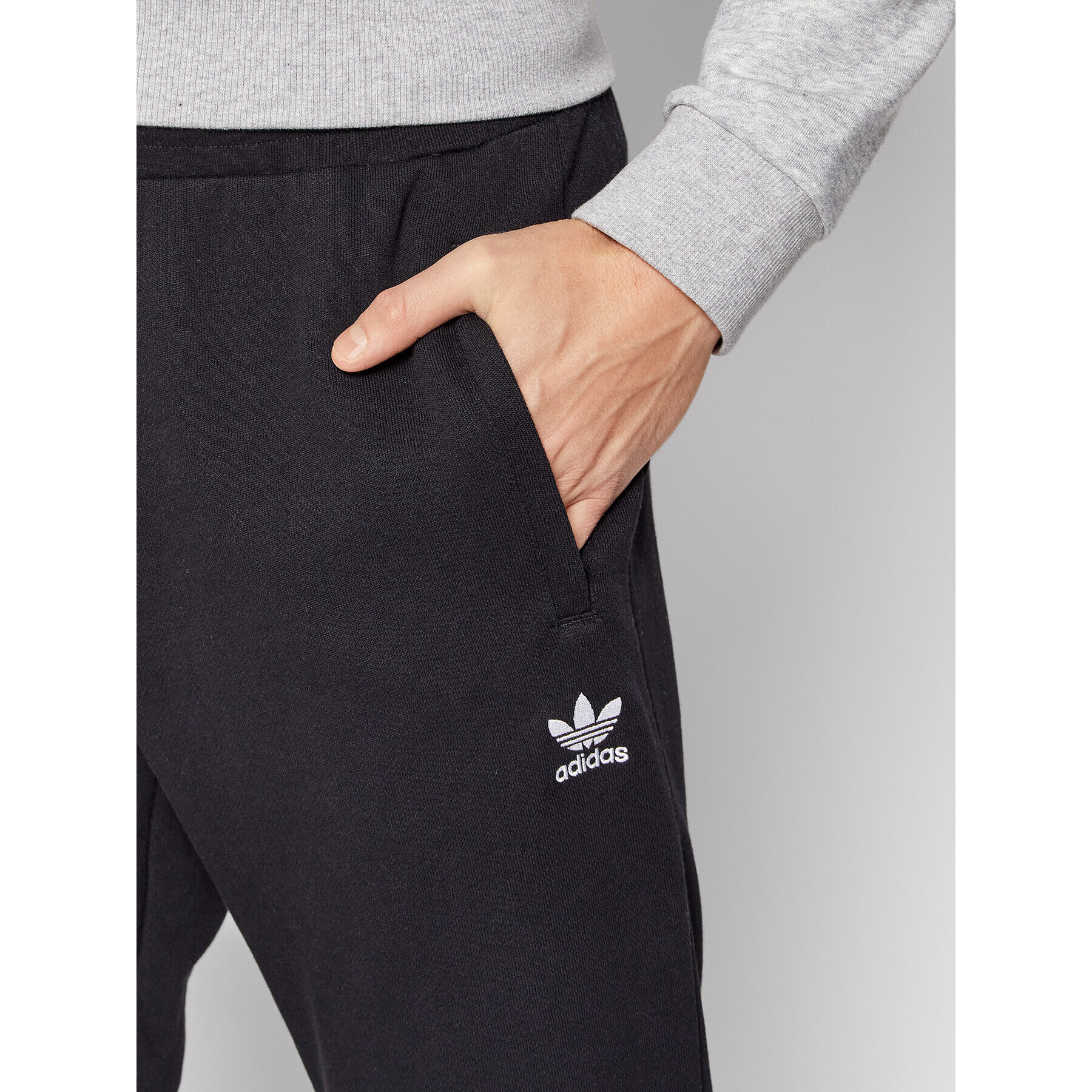 adidas Долнище анцуг Essentials HC5126 Черен Slim Fit - Pepit.bg