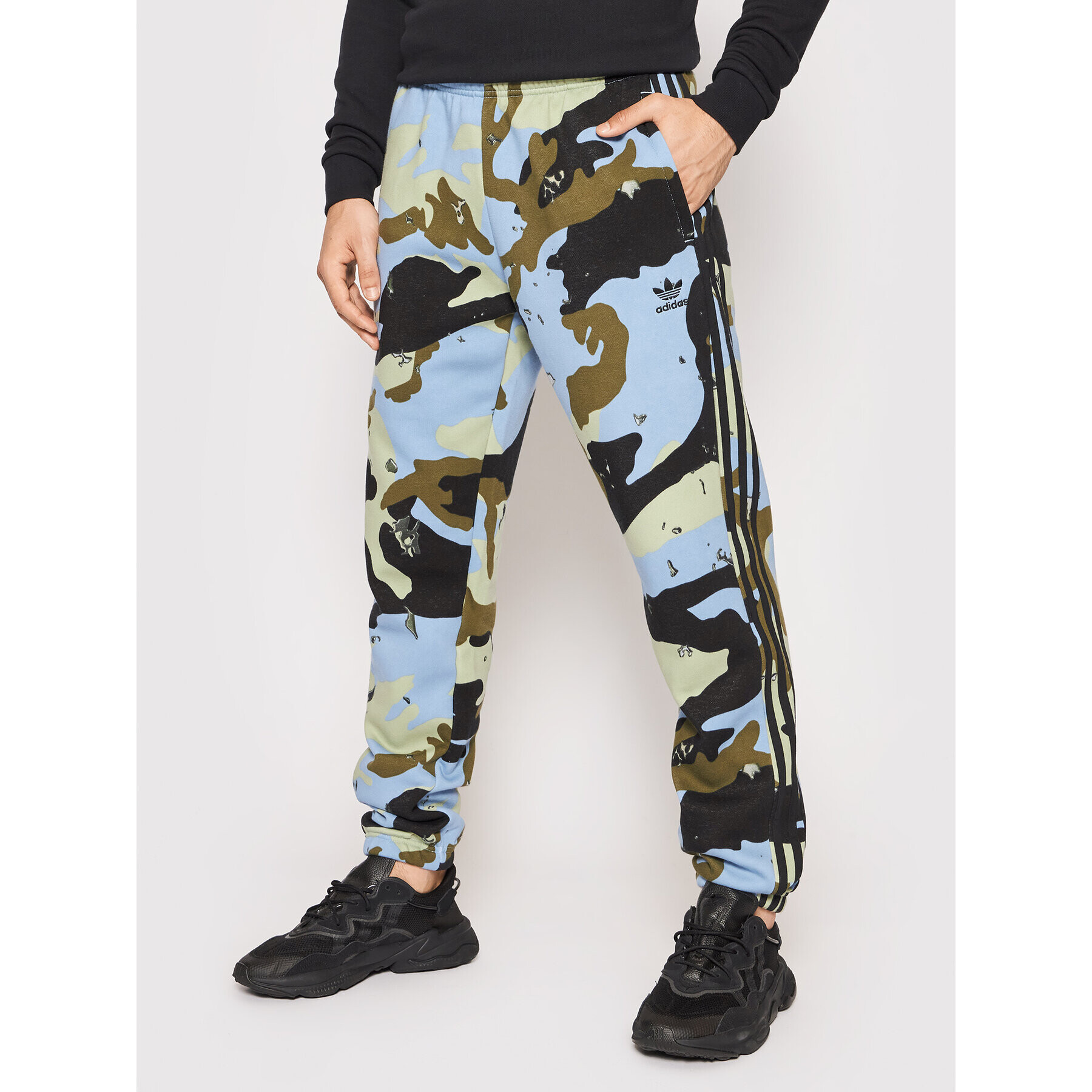 adidas Долнище анцуг Graphics Camo H13465 Син Regular Fit - Pepit.bg