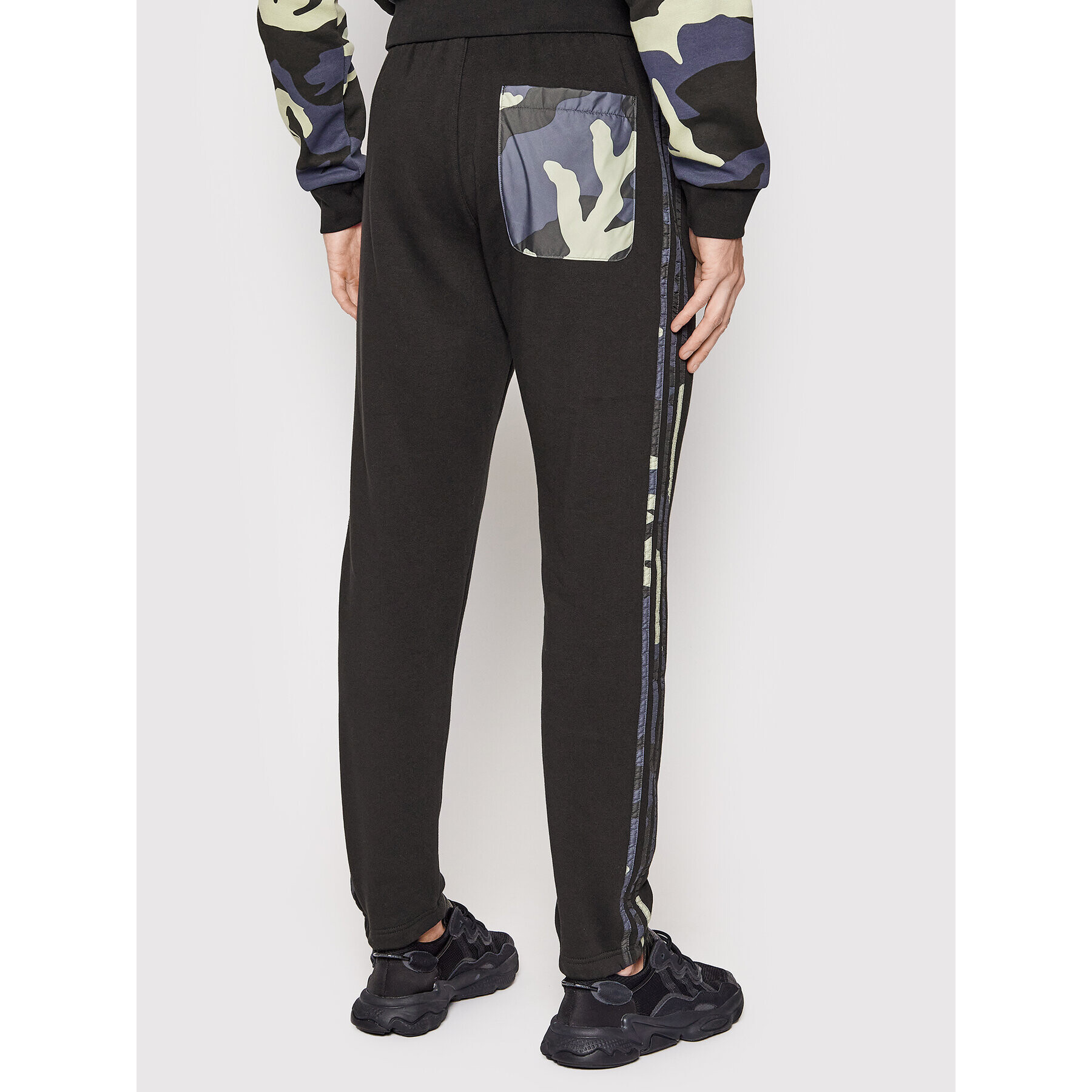 adidas Долнище анцуг Graphics Camo HF4878 Черен Regular Fit - Pepit.bg