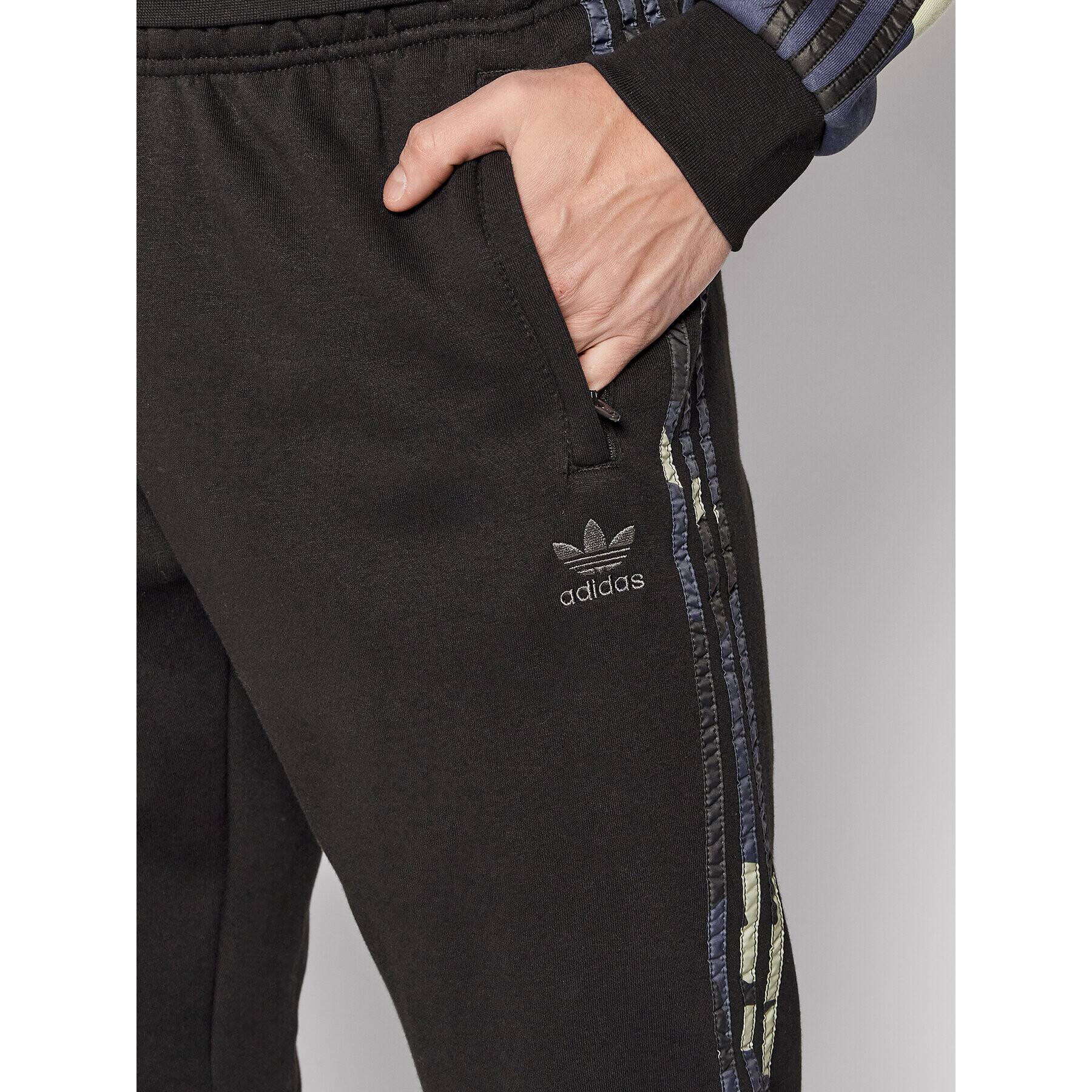 adidas Долнище анцуг Graphics Camo HF4878 Черен Regular Fit - Pepit.bg