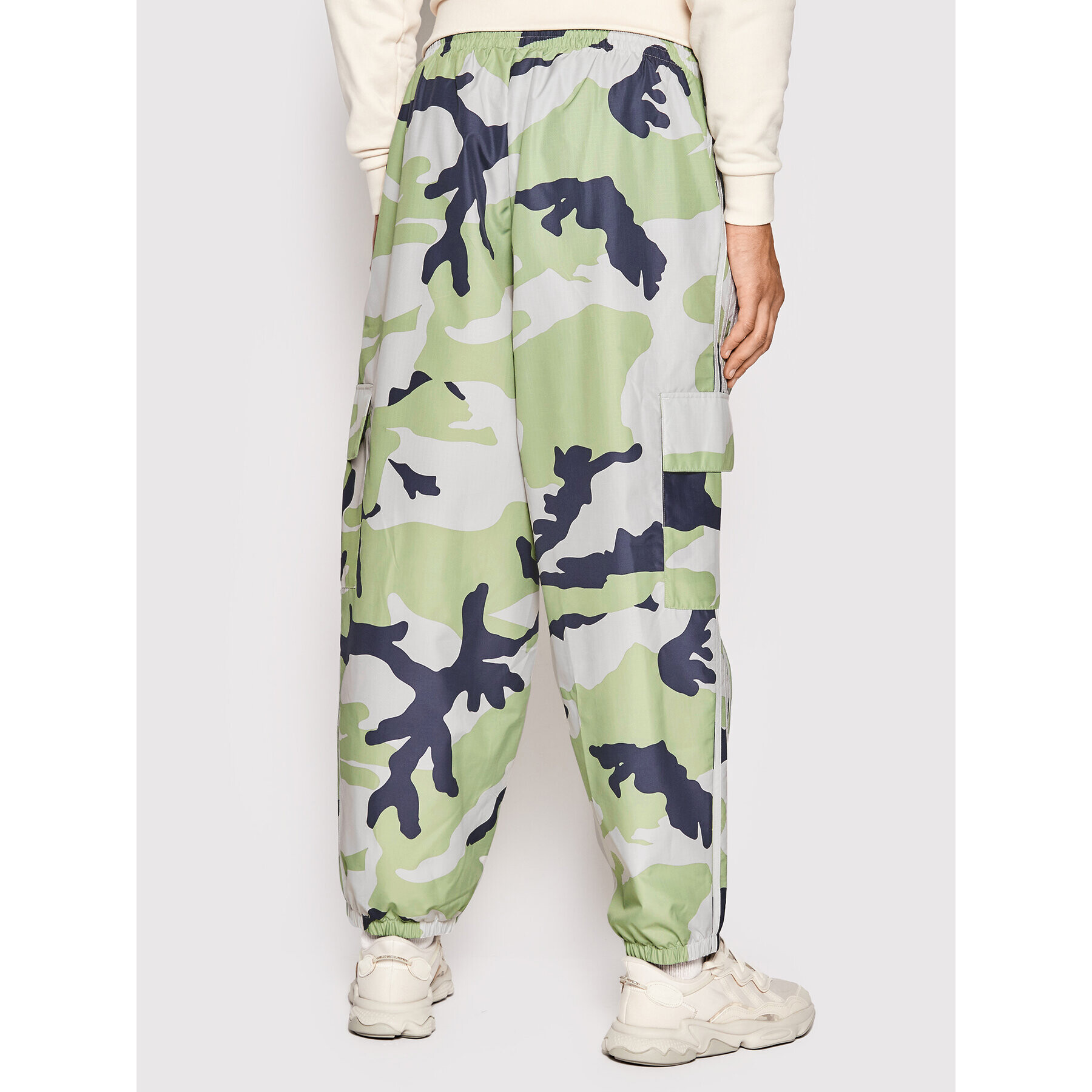 adidas Долнище анцуг Graphics Camo HF4884 Зелен Loose Fit - Pepit.bg