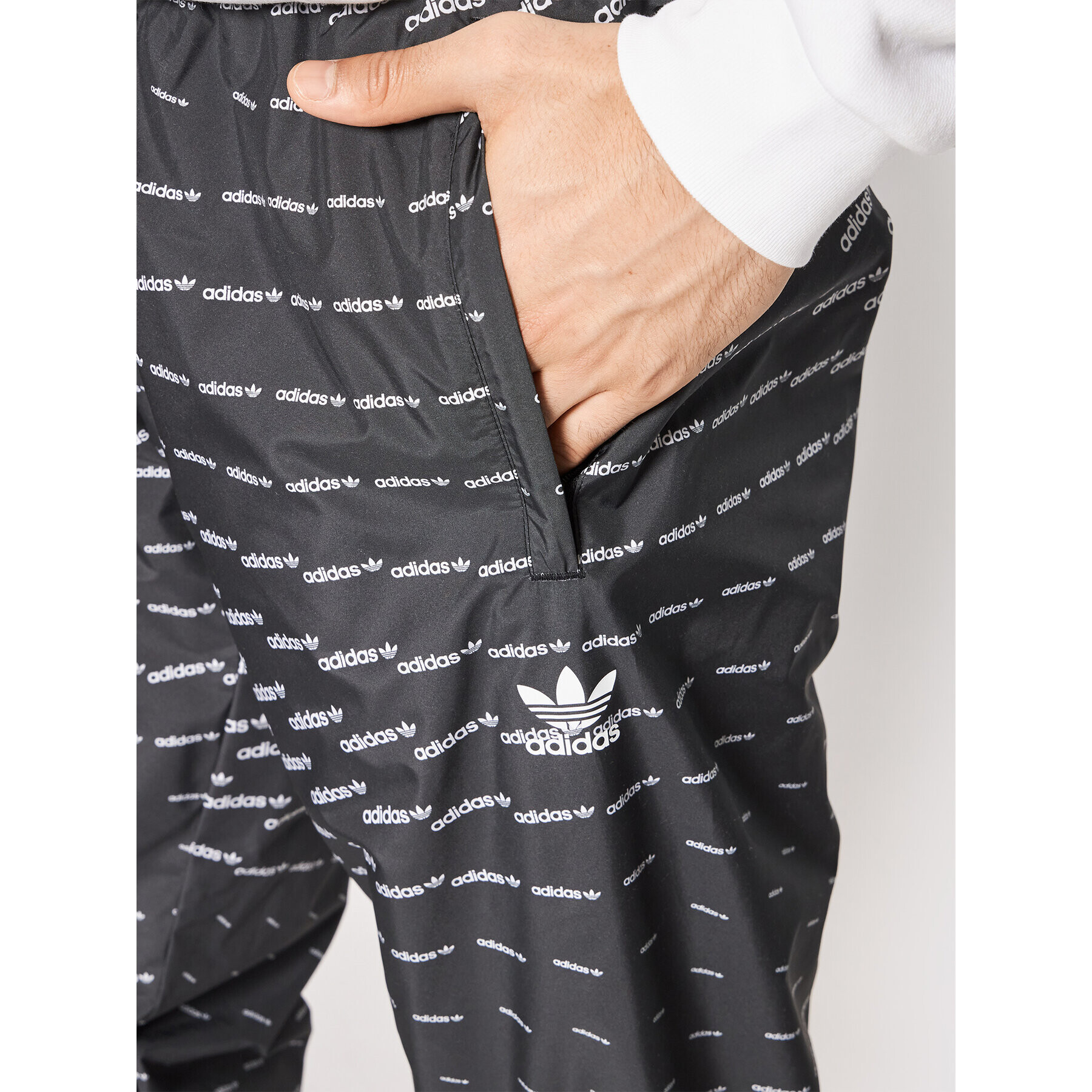 adidas Долнище анцуг Graphics Monogram H13484 Черен Regular Fit - Pepit.bg